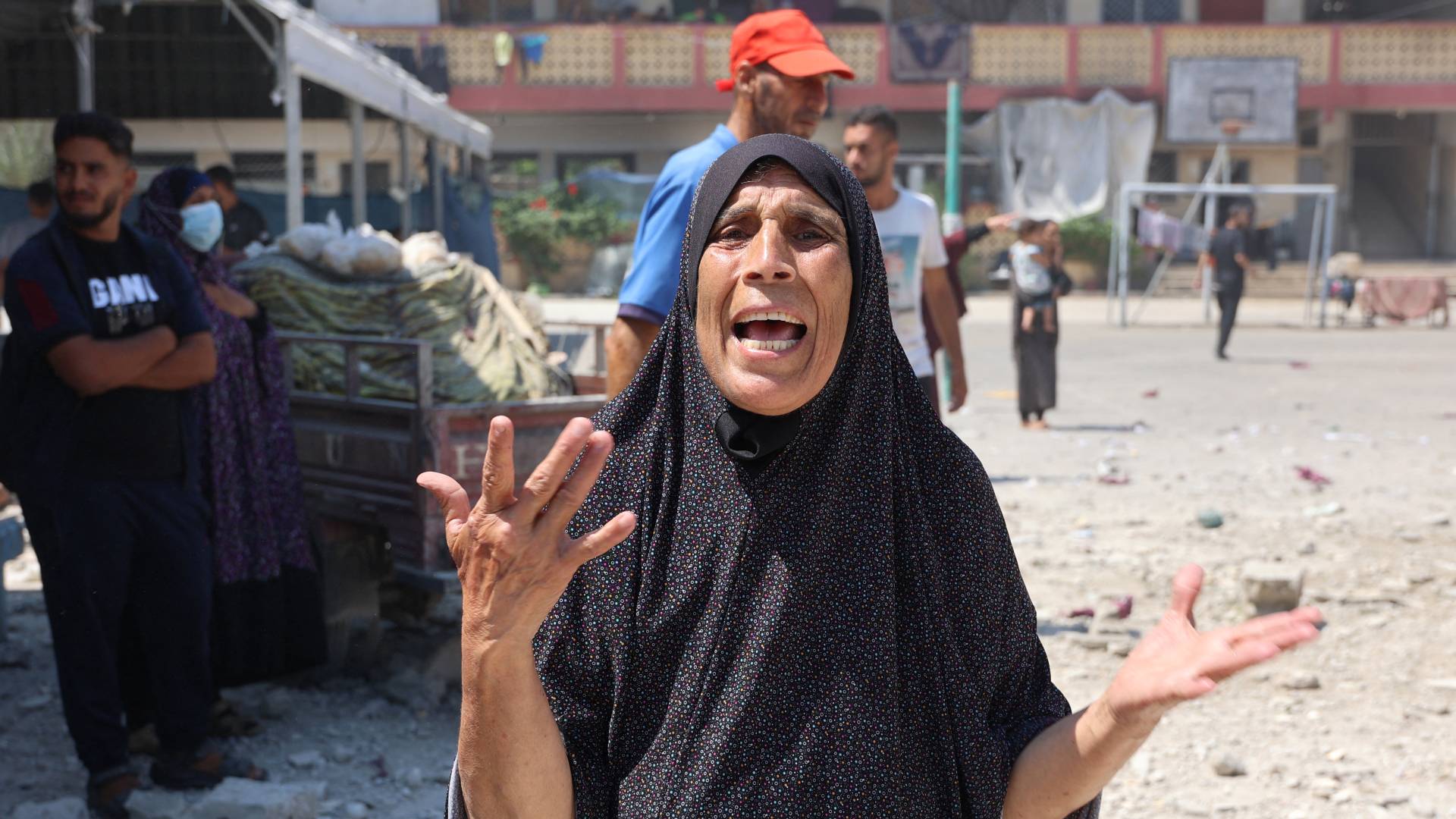 سيدة فلسطينية تصرخ بعد غارة للاحتلال على  مدرسة تؤوي نازحين فلسطينيين في حي الرمال بوسط مدينة غزة