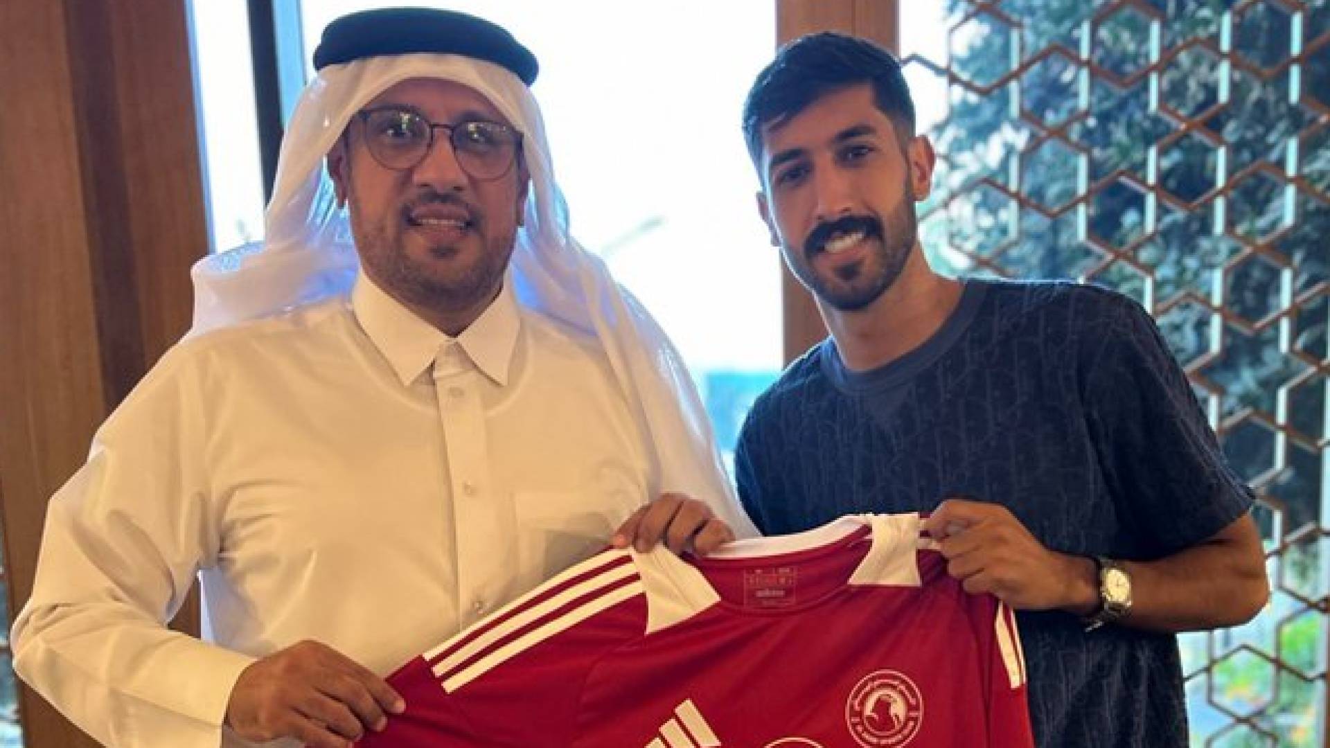 يزن النعيمات يوقع رسميا مع العربي القطري