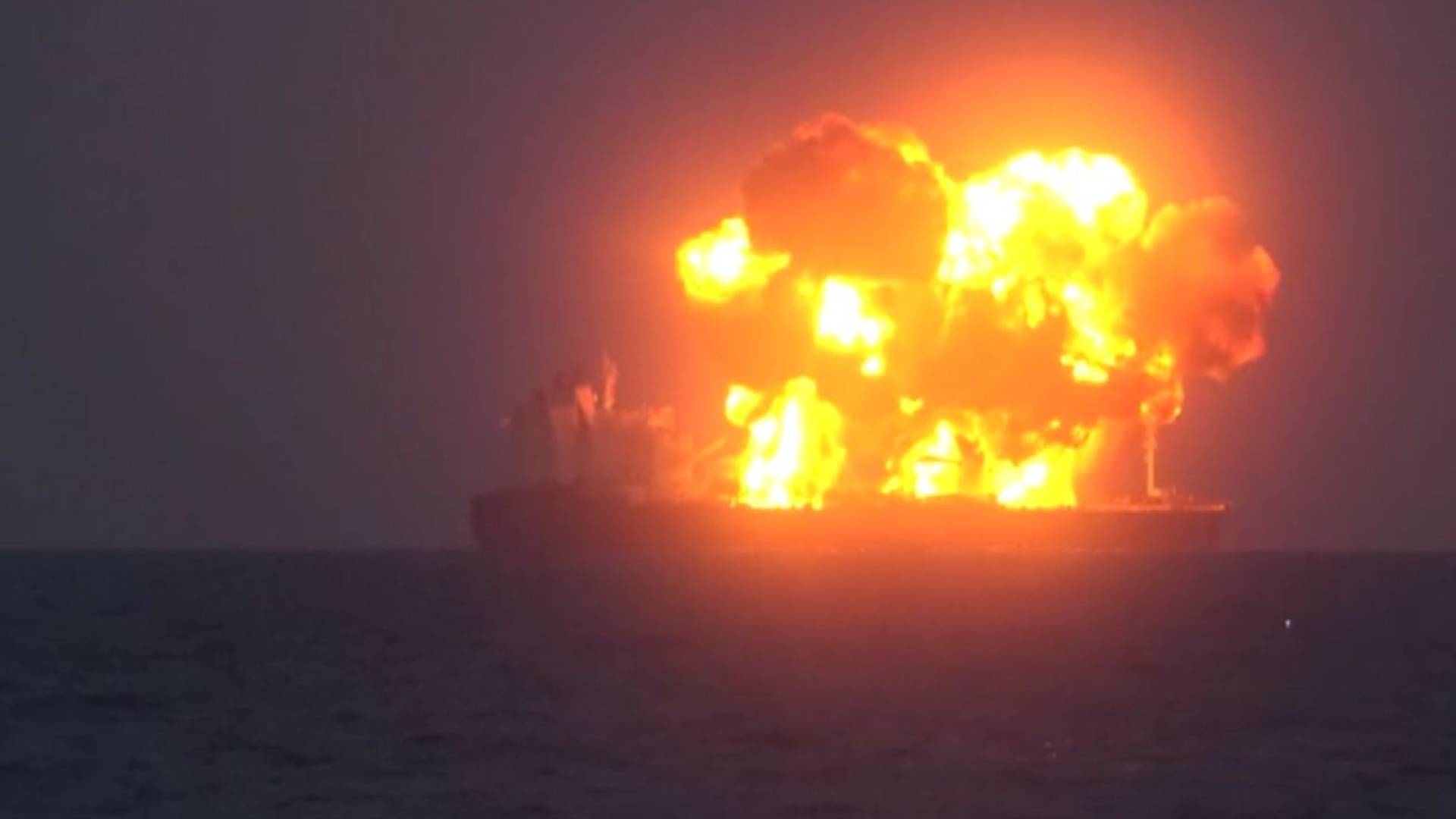 لحظة احتراق السفينة اليونانية