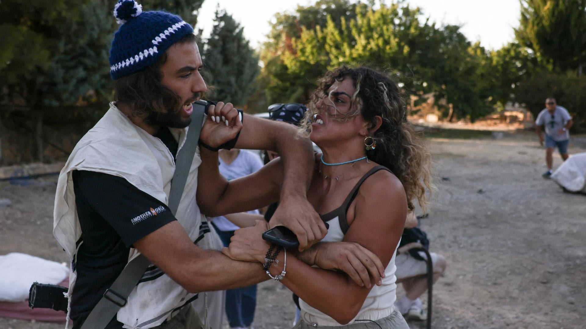 مستوطنون يهاجمون فلسطينيين في أرضهم في بيت جالا - فيديو