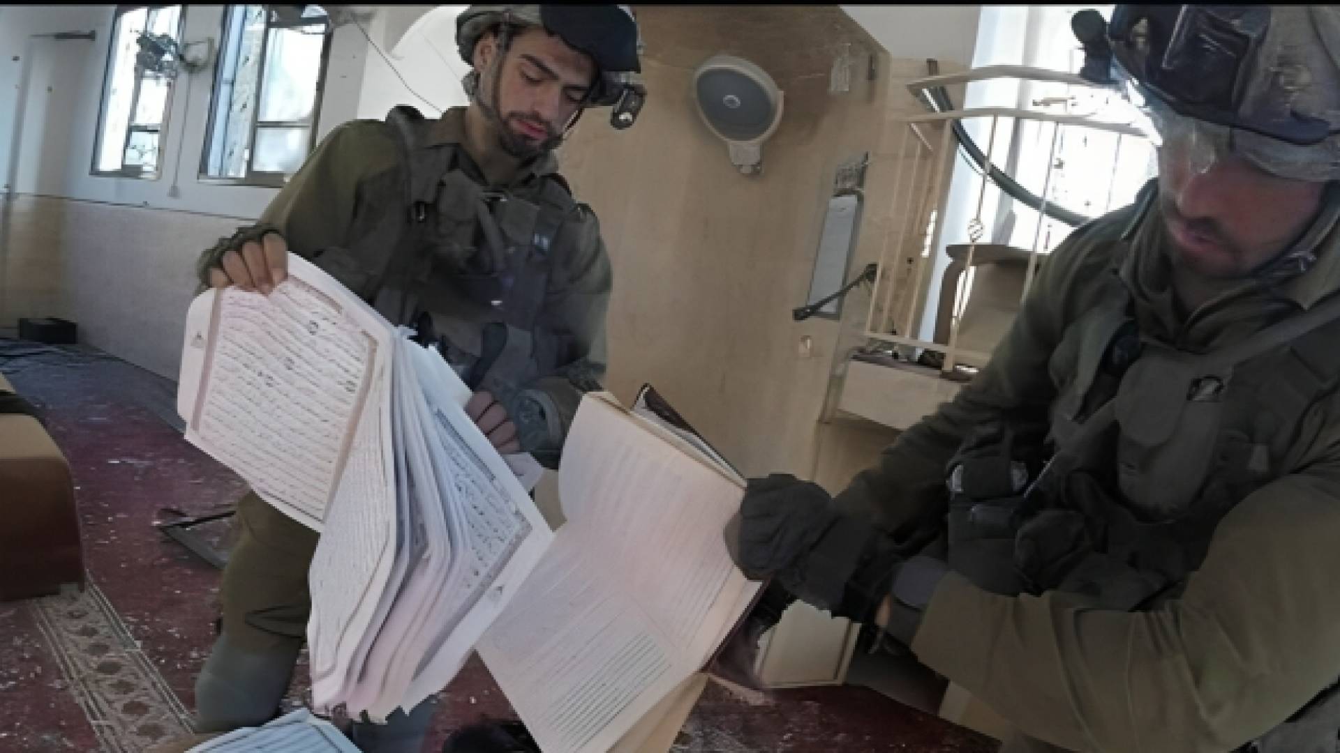 جنود من جيش الاحتلال يقومون بحرق نسخ من المصحف الشريف