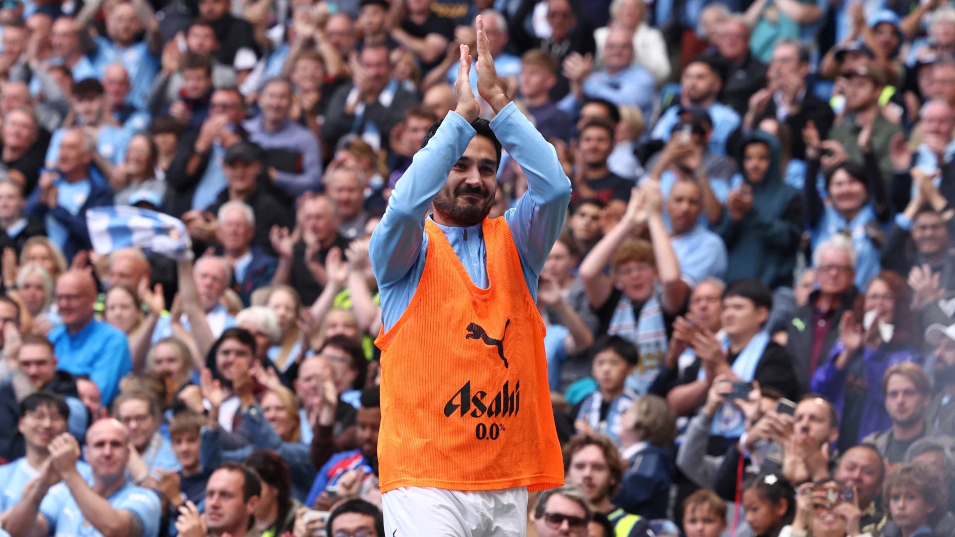 جوندوجان يرد التحية للجماهير