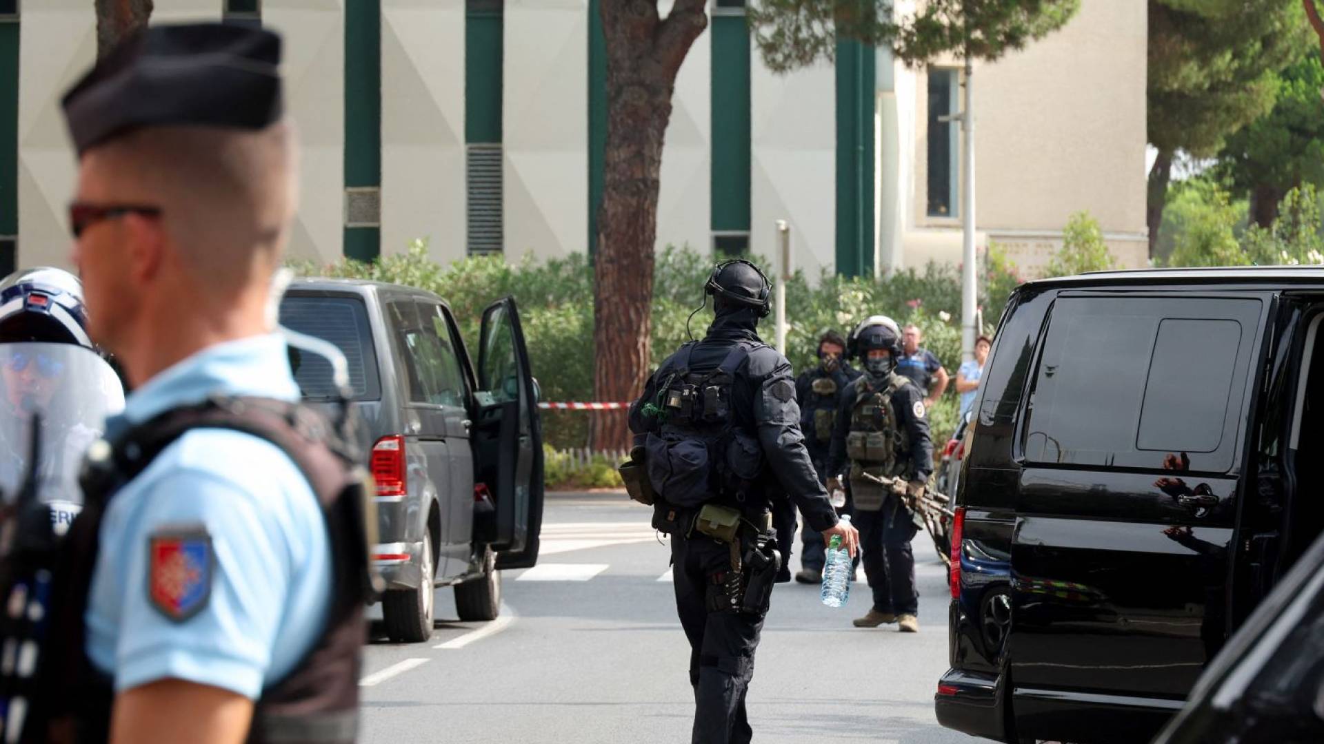 يقف رجال إنفاذ القانون بالقرب من كنيس يهودي في لا غراند موت، فرنسا، بعد هجوم حريق متعمد