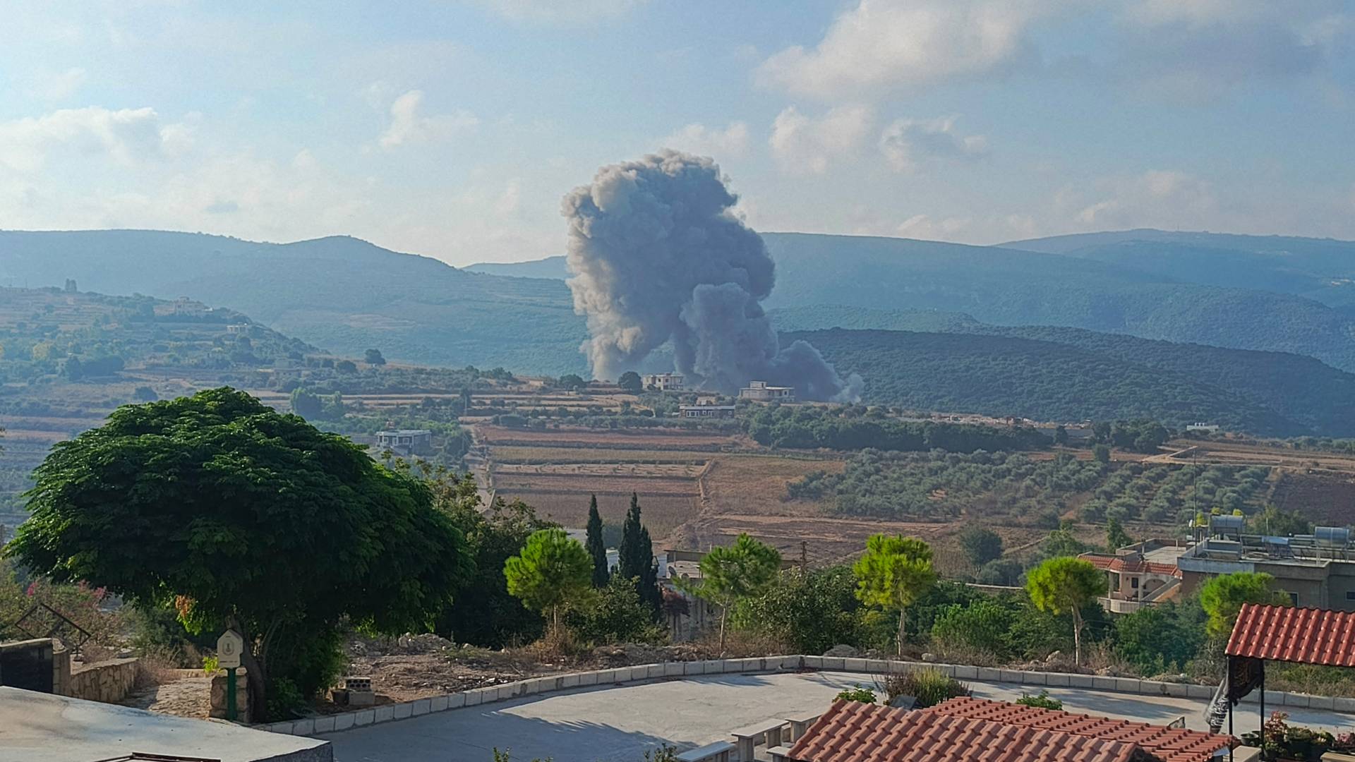 تصاعد الدخان جراء غارة الاحتلال استهدفت جنوب لبنان