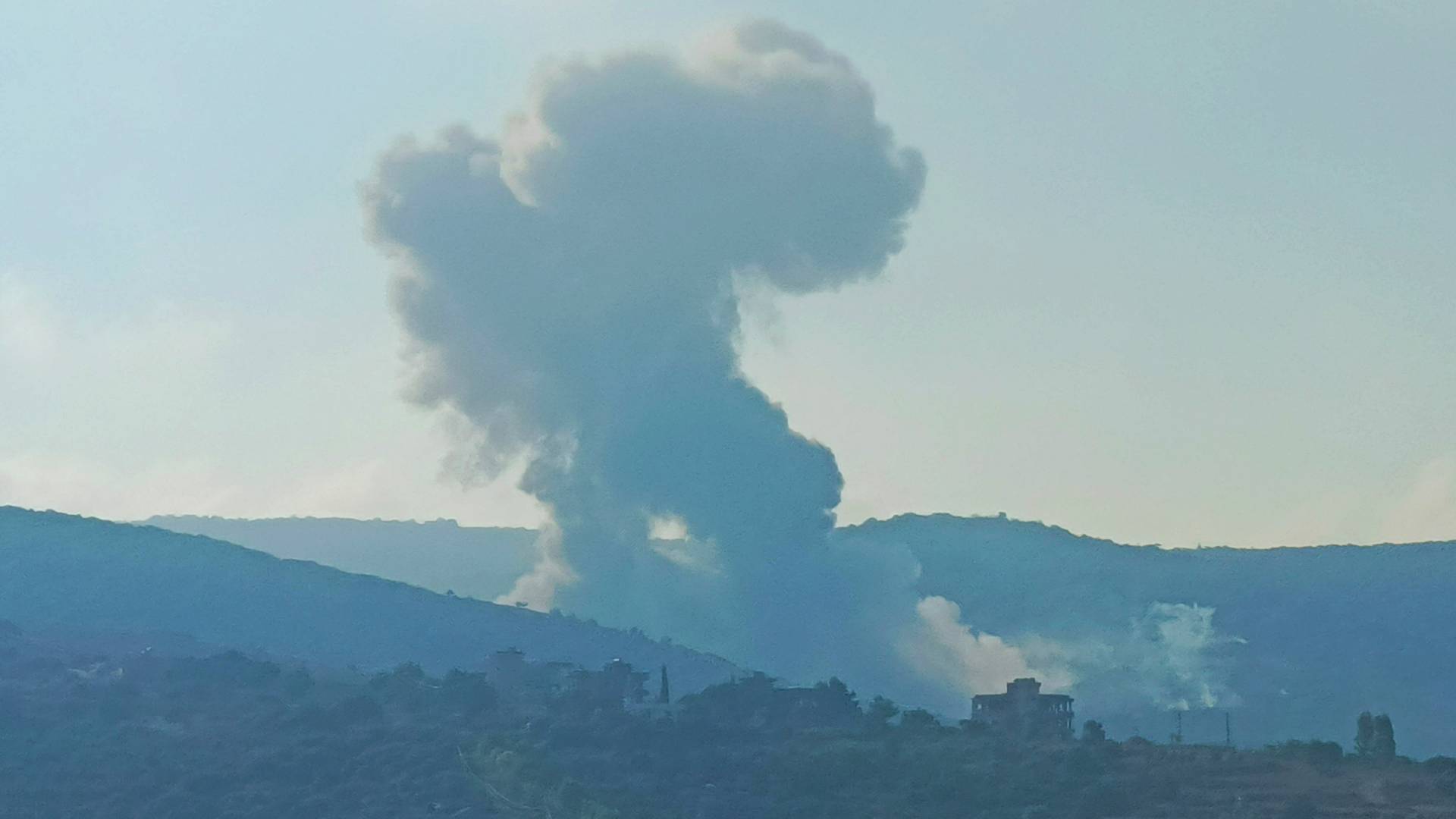 تصاعد الدخان عقب استهداف الاحتلال قريتي زبقين ويتر جنوب لبنان