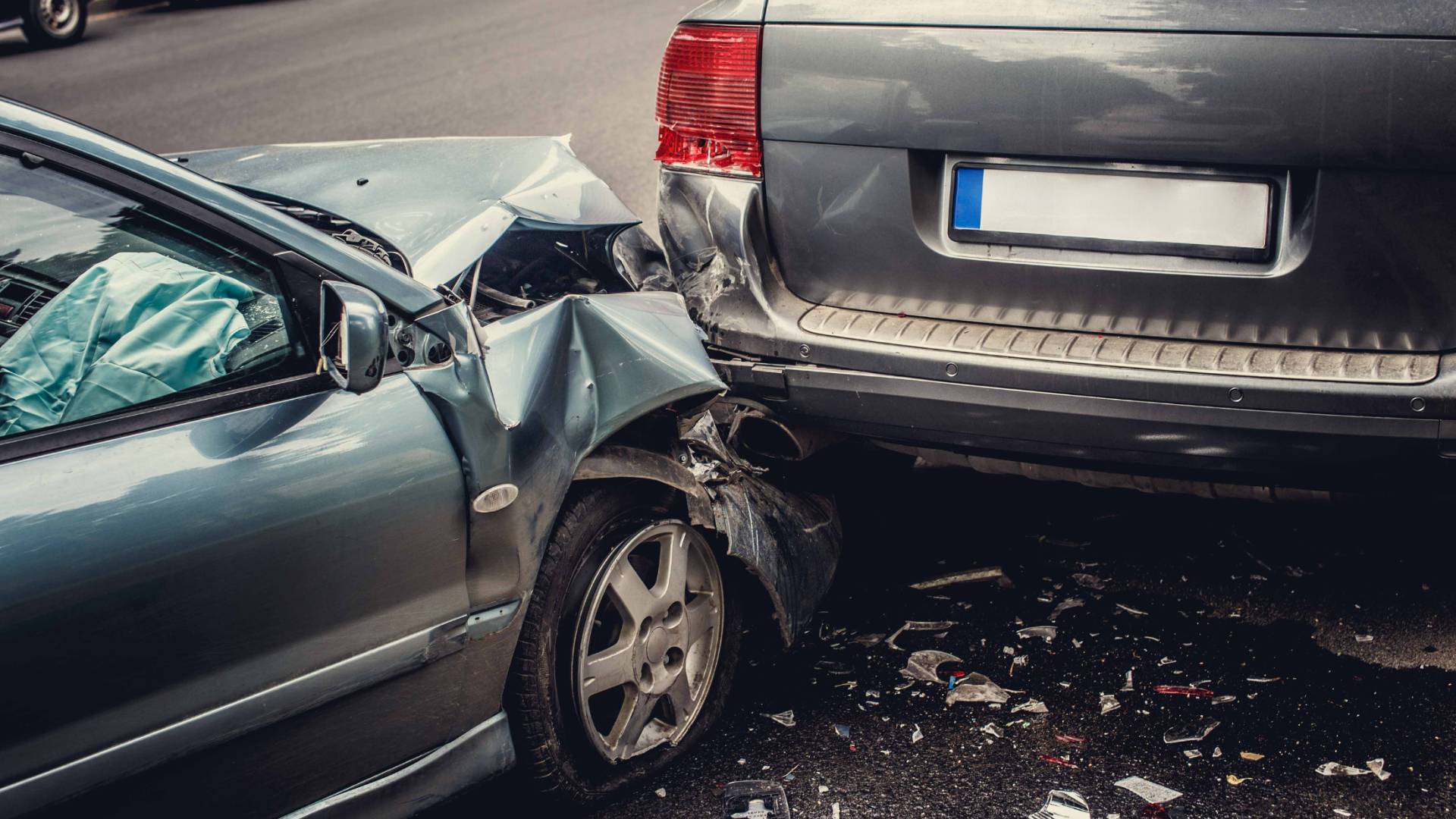 صورة تعبر عن حادث تصادم بين مركبتين