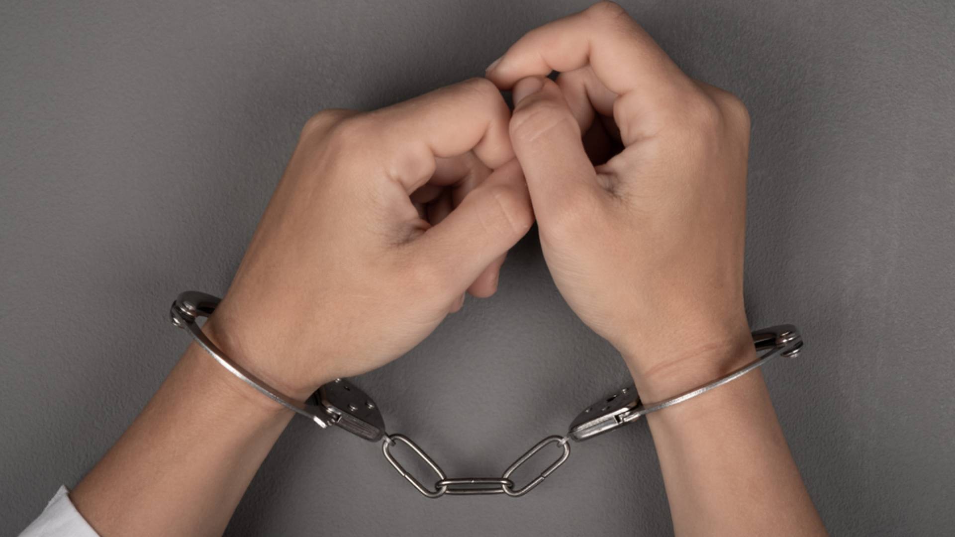 سيجة مكبلة بالأصفاد