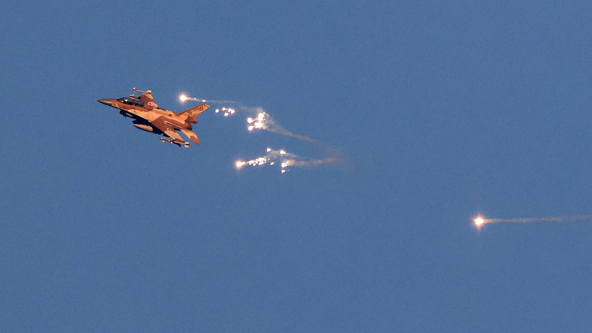 مقاتلة تابعة لجيش الاحتلال تطلق قنابل مضيئة جنوب لبنان