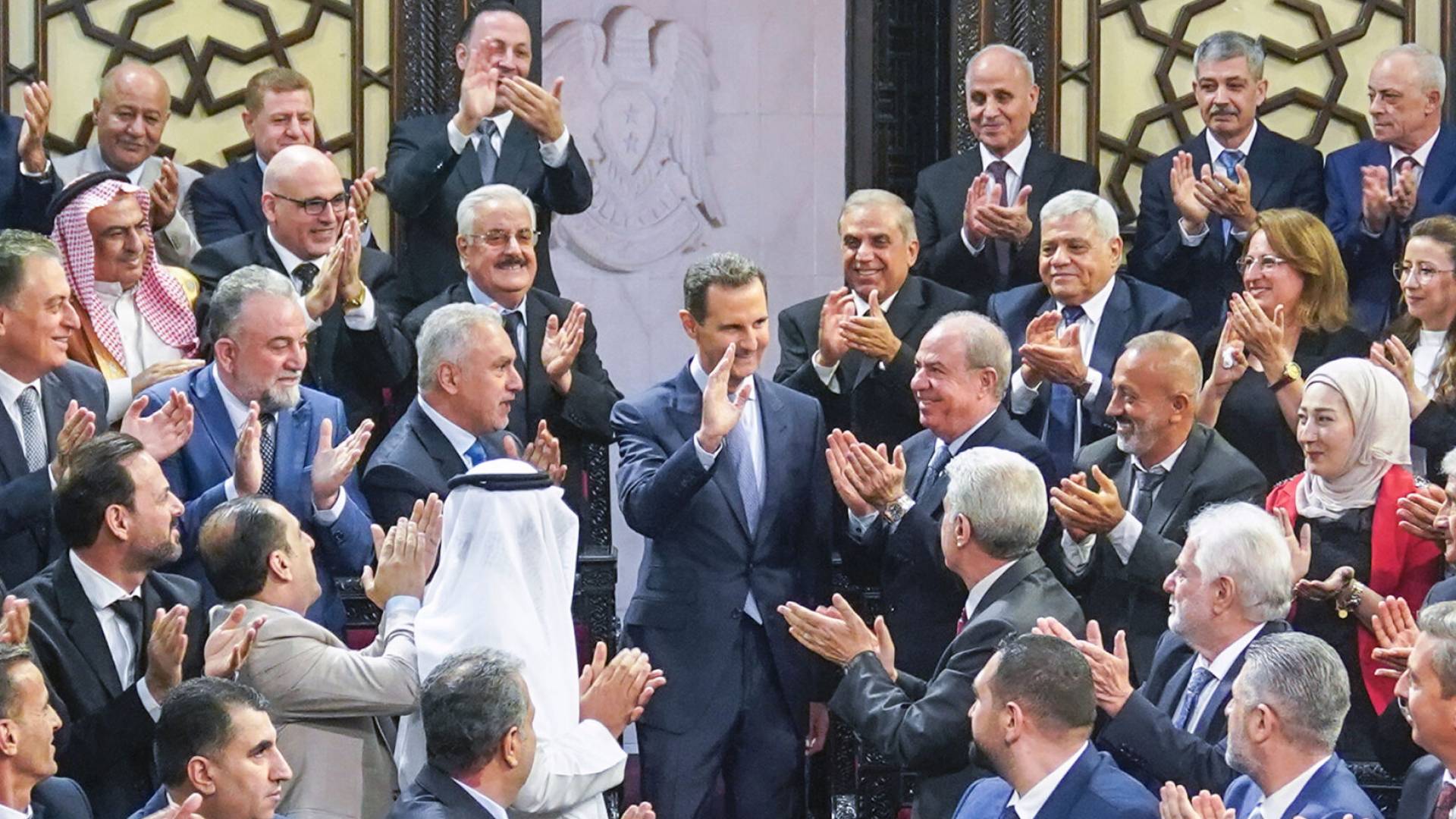 الرئيس السوري بشار الأسد وسط أعضاء مجلس الشعب