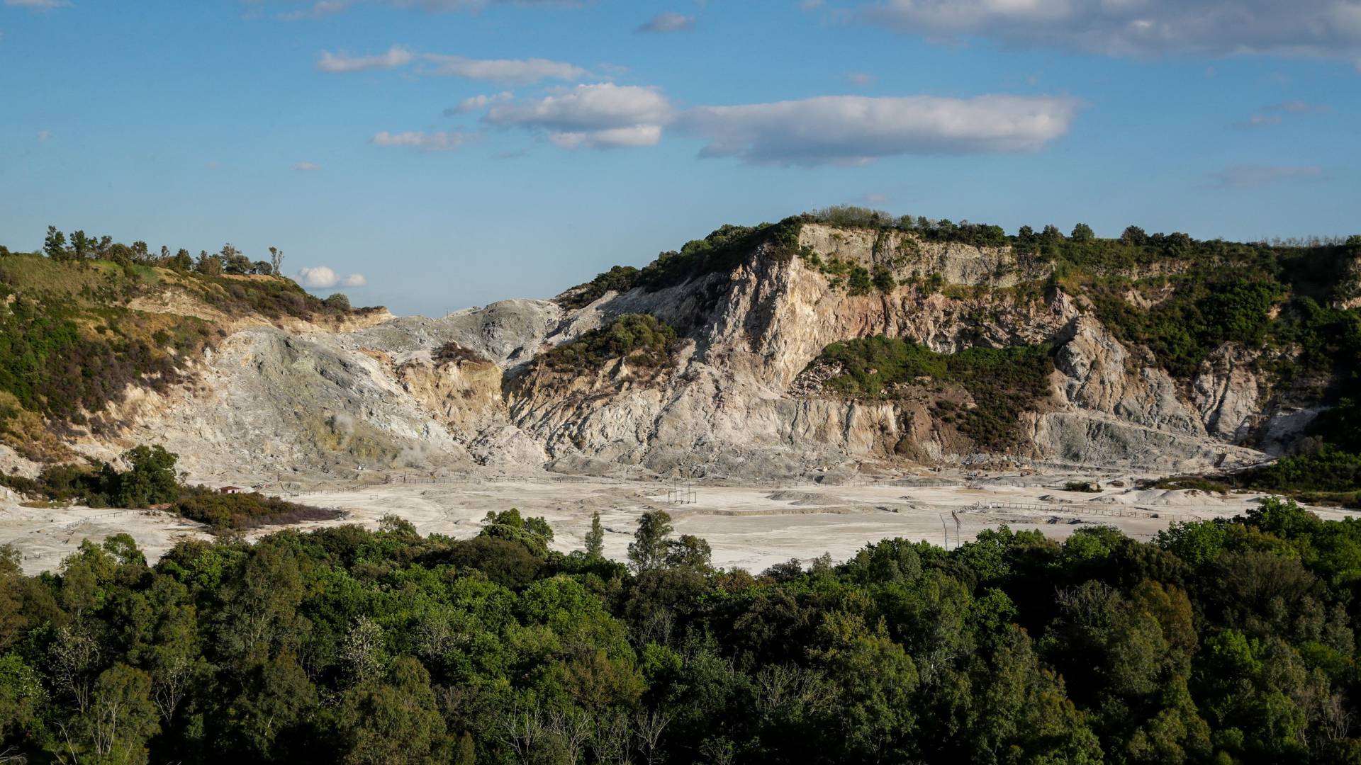 فوهة سولفاتارا، جزء من بركان كامبي فليجري في بوتسوولي، أكبر كالديرا في جنوب إيطاليا