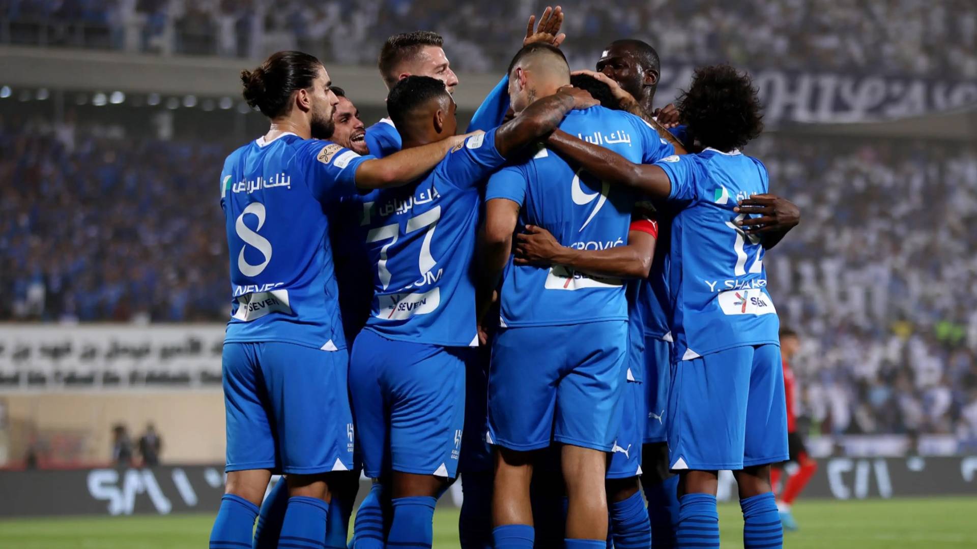 لاعبو الهلال يحتفلون بهدف سابق