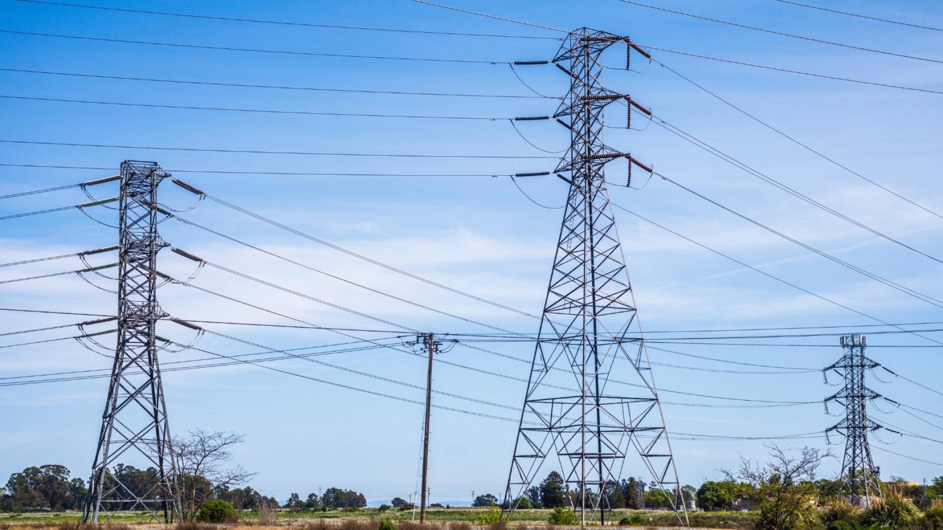 الكشف عن موعد إنجاز المرحلة الثانية من الربط الكهربائي الأردني العراقي