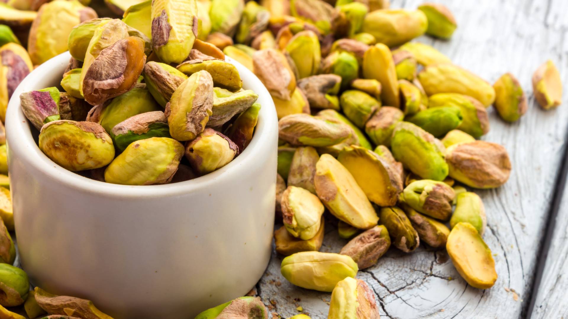 طبق من الفستق الحلبي المقشور