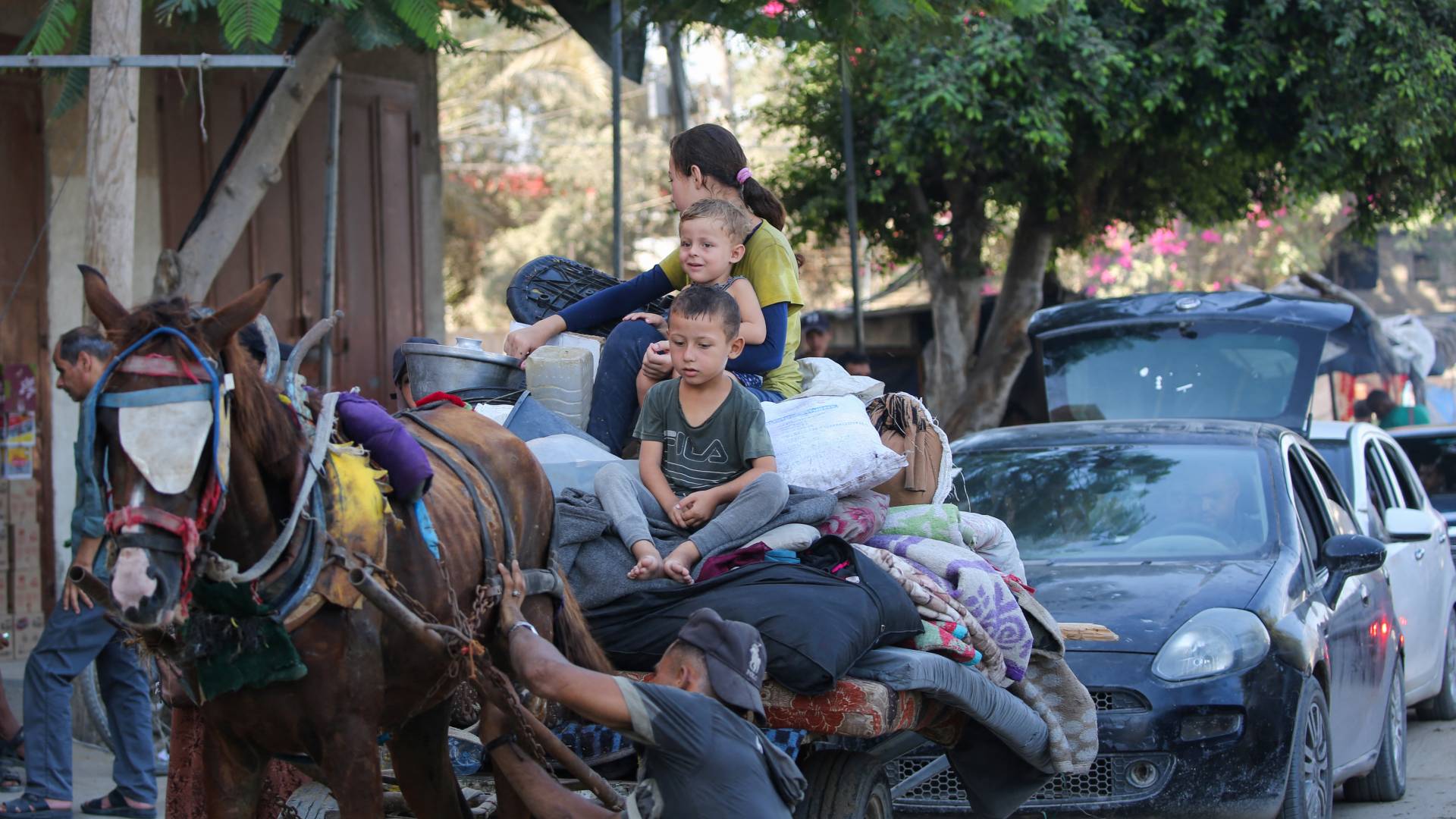 النازحون الفلسطينيون يستعدون لمغادرة محيط مستشفى شهداء الأقصى في دير البلح