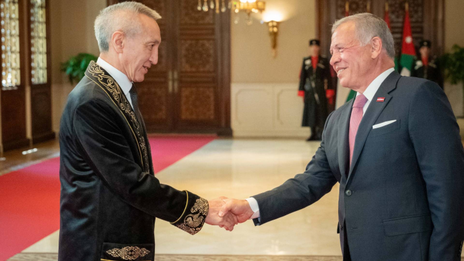 الملك يتقبل أوراق اعتماد عدد من السفراء