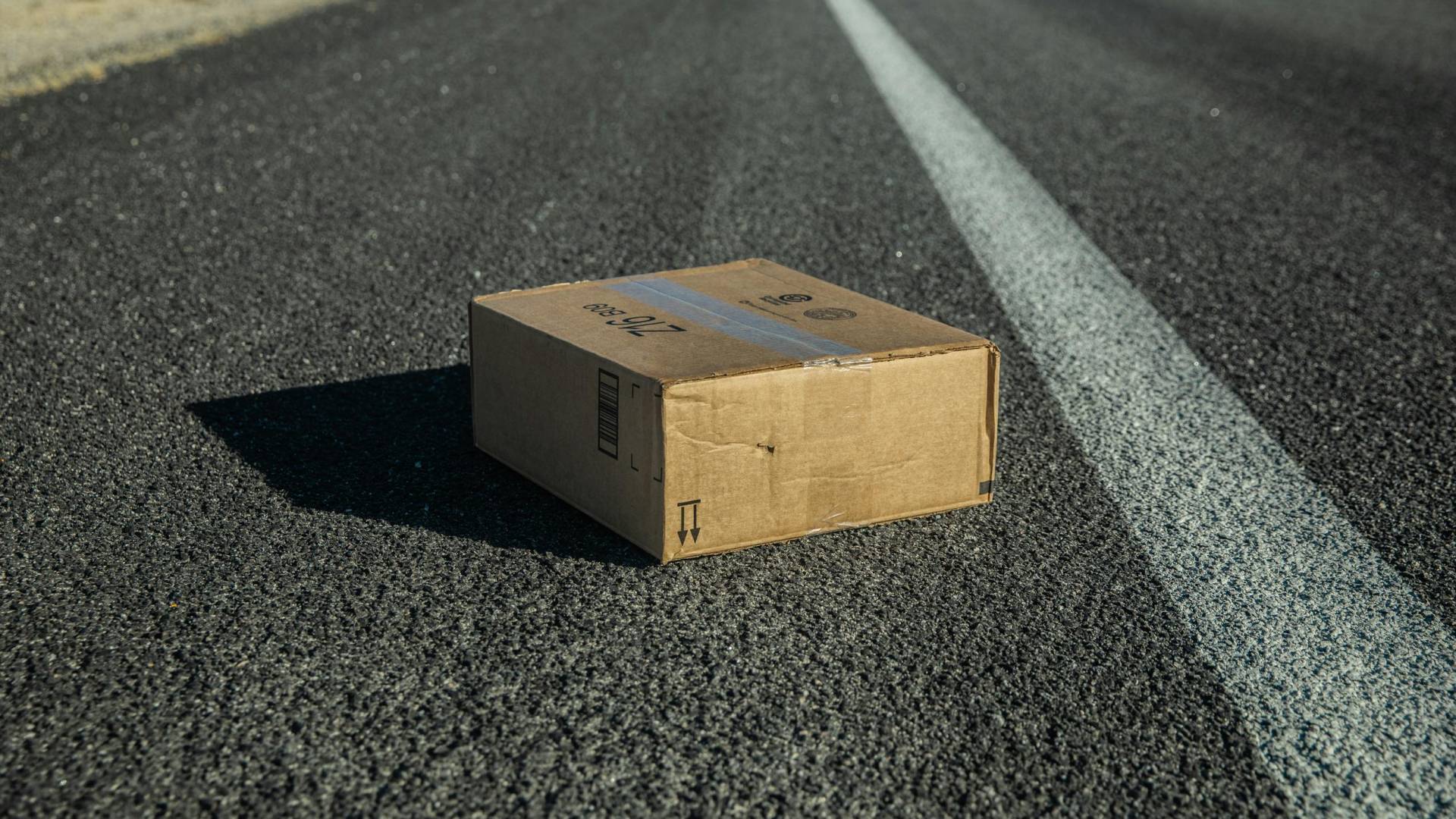 صورة تعبر عن كرتونة في الطريق العام