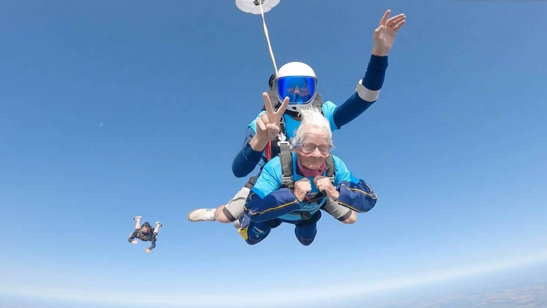 مانيت بيلي خلال تنفيذها تحدي القفز