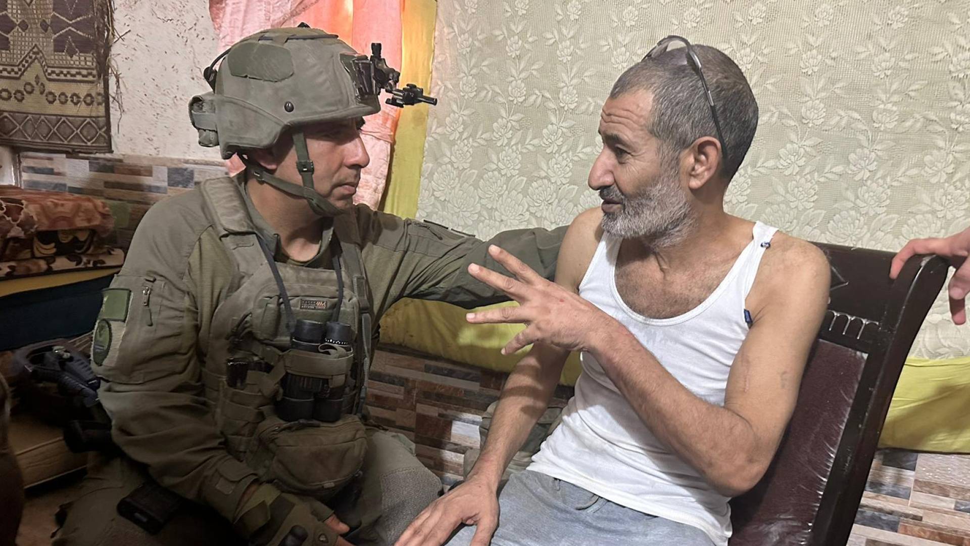 المحتجز كايد القاضي مع قائد الفرقة 162 للاحتلال