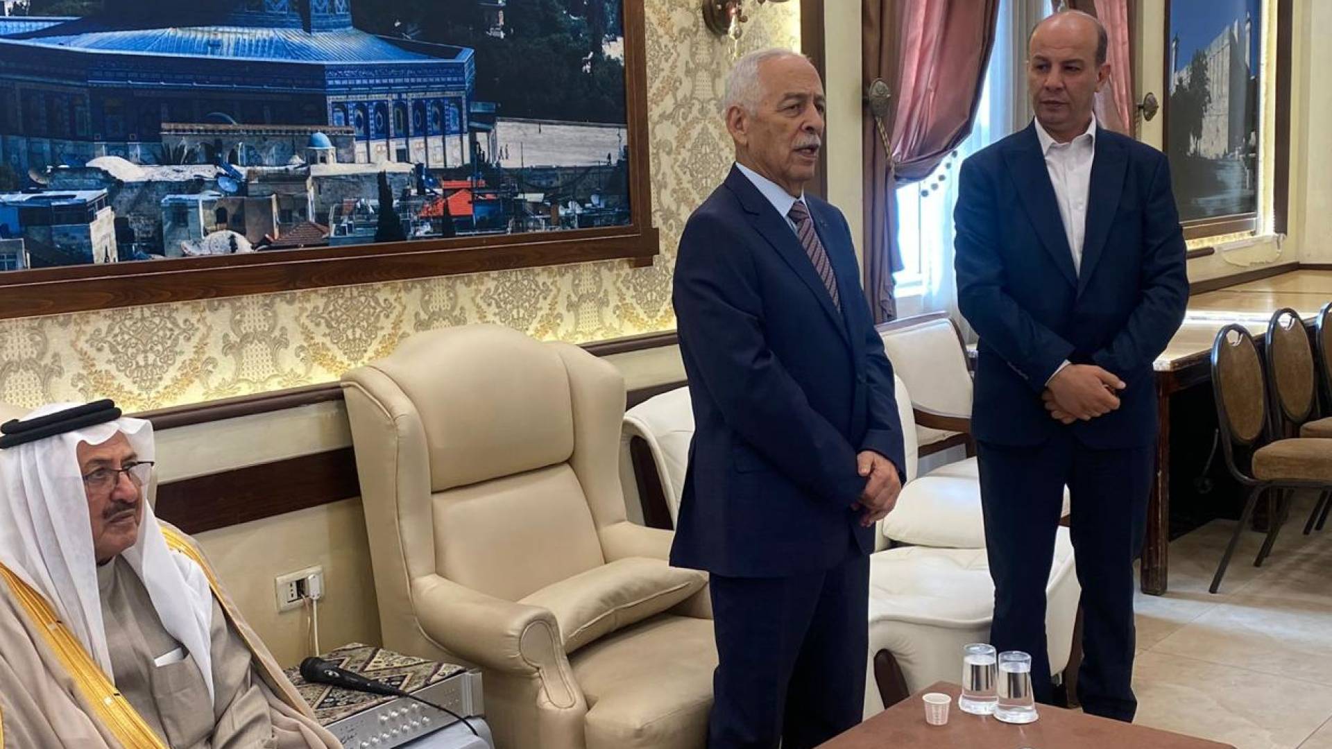 رئيس الديوان الملكي الهاشمي يوسف العيسوي خلال تأدية واجب العزاء