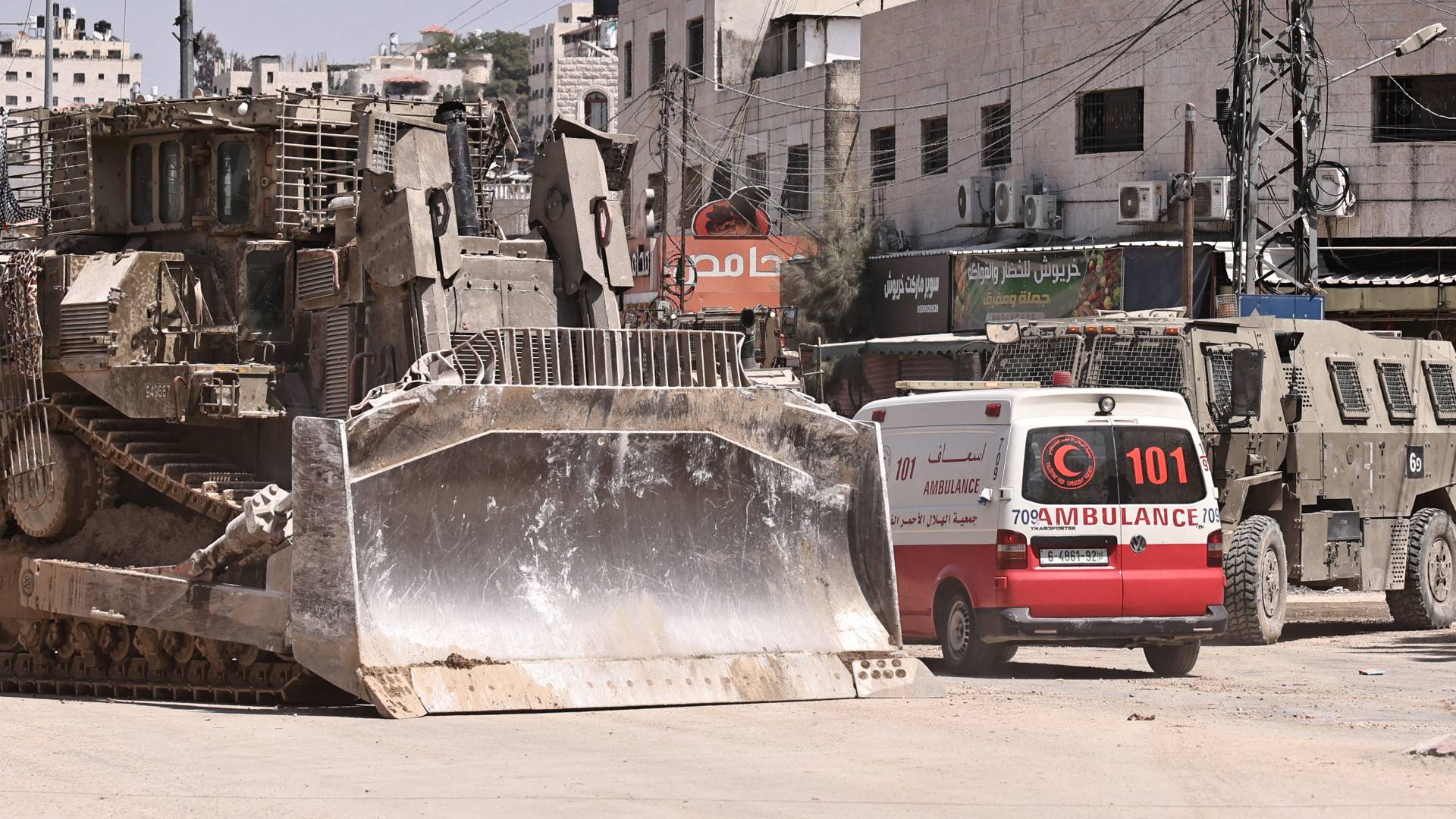 سيارة إسعاف فلسطينية وسط آليات الأحتلال