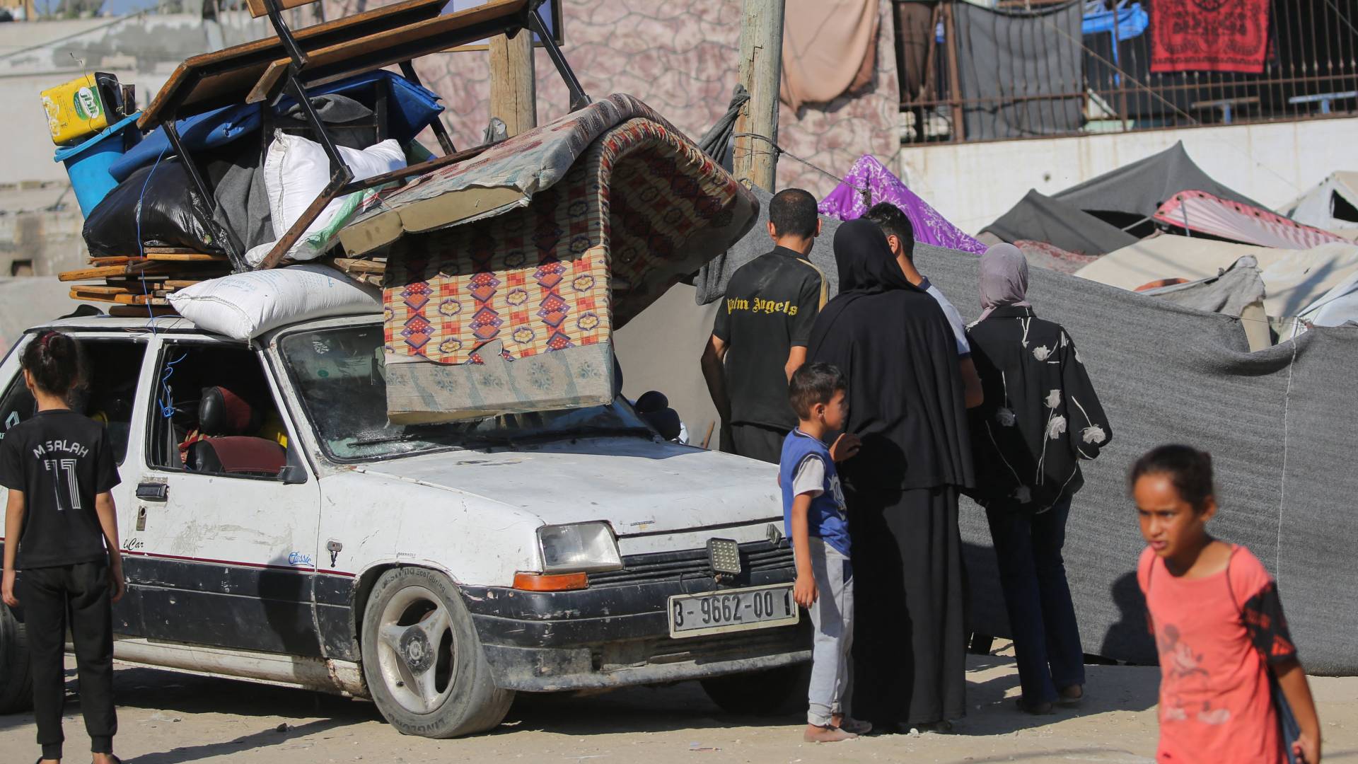 فلسطينيون في دير البلح وسط قطاع غزة