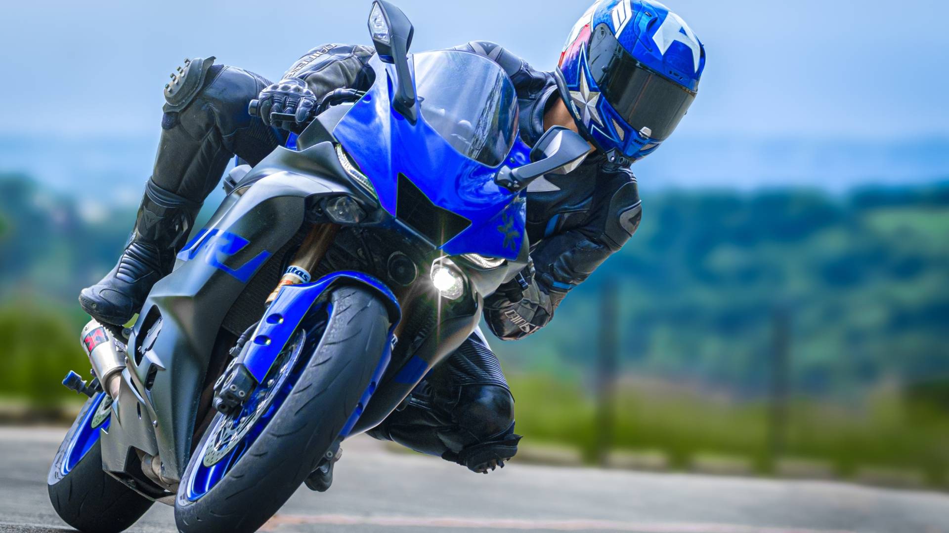 شخص يقود دراجة