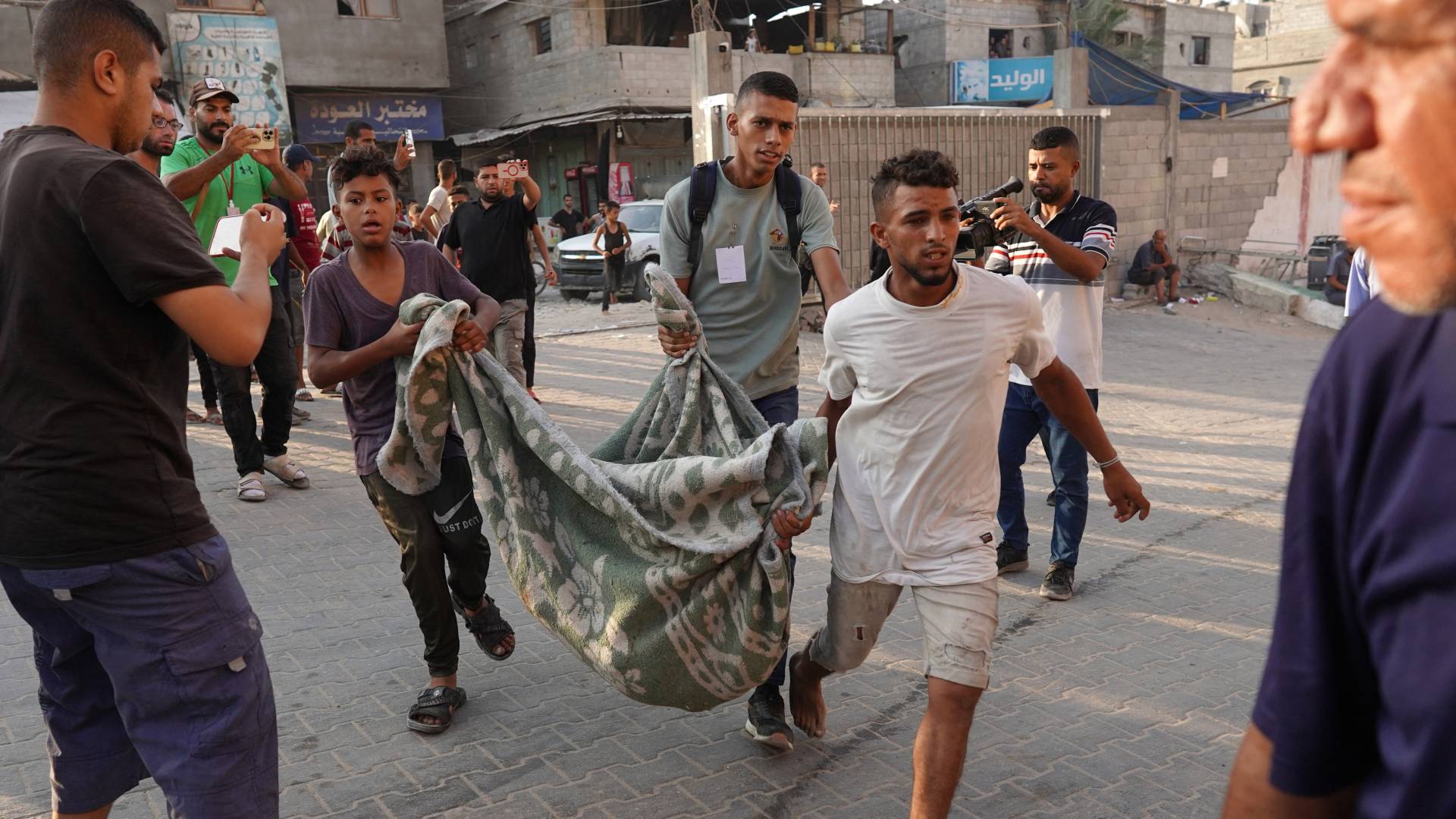 فلسطينيون يحملون جثمان أحد الشهداء