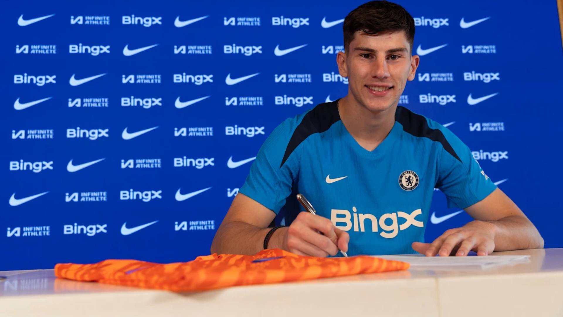 من توقيع العقود