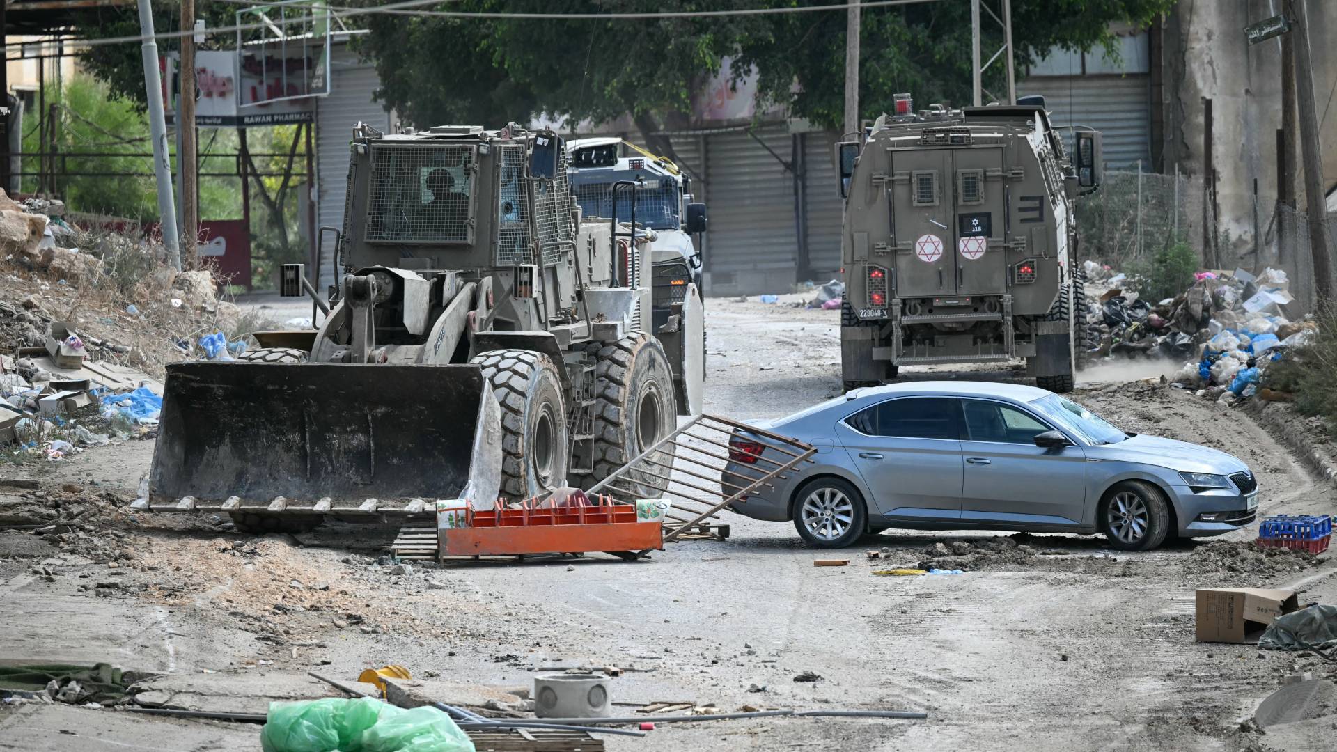 آليات الاحتلال تغلق طريقًا أثناء اقتحام مخيم الفارعة