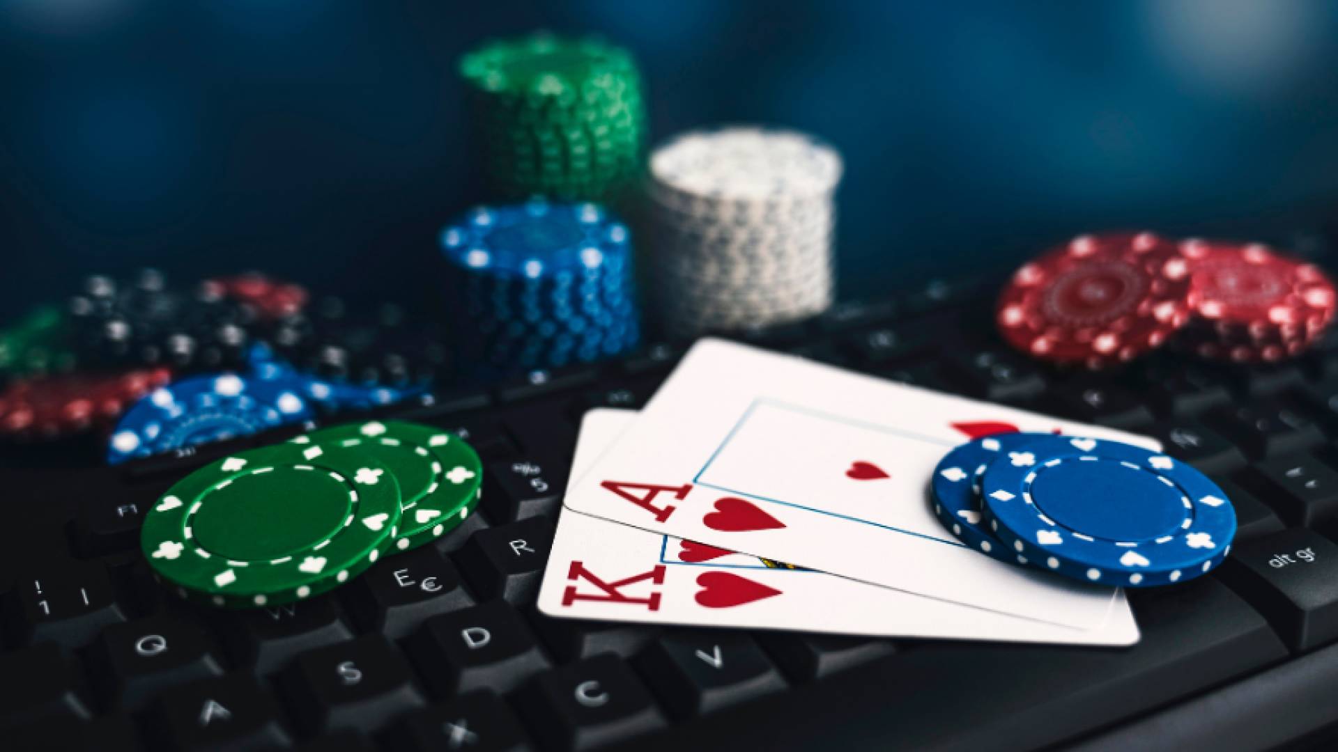 أزمة طلاق وجرائم بسبب ألعاب القمار الإلكترونية المتفشية في إندونيسيا