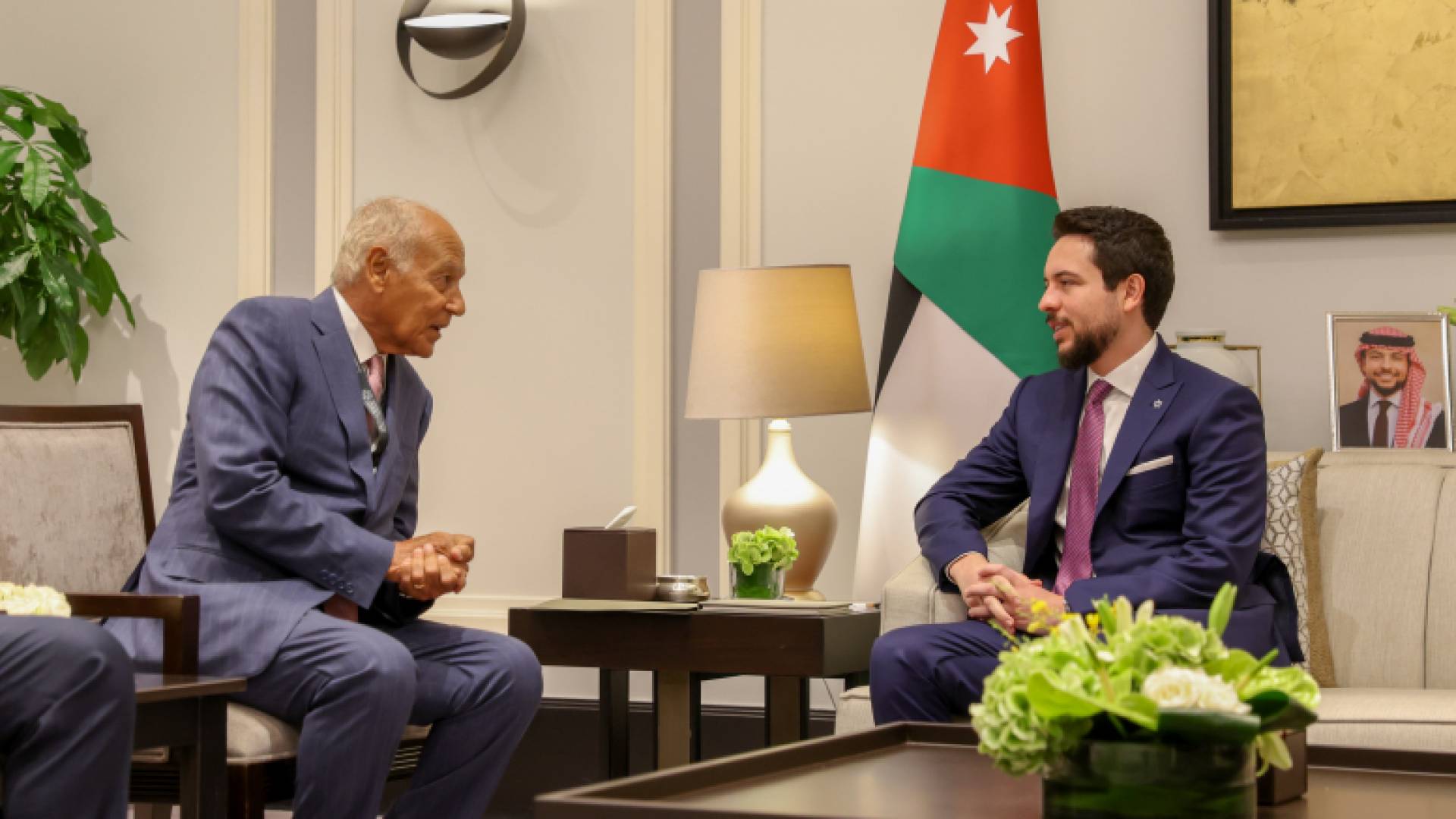 ولي العهد يبحث مع أمين عام جامعة الدول العربية تطورات المنطقة - فيديو