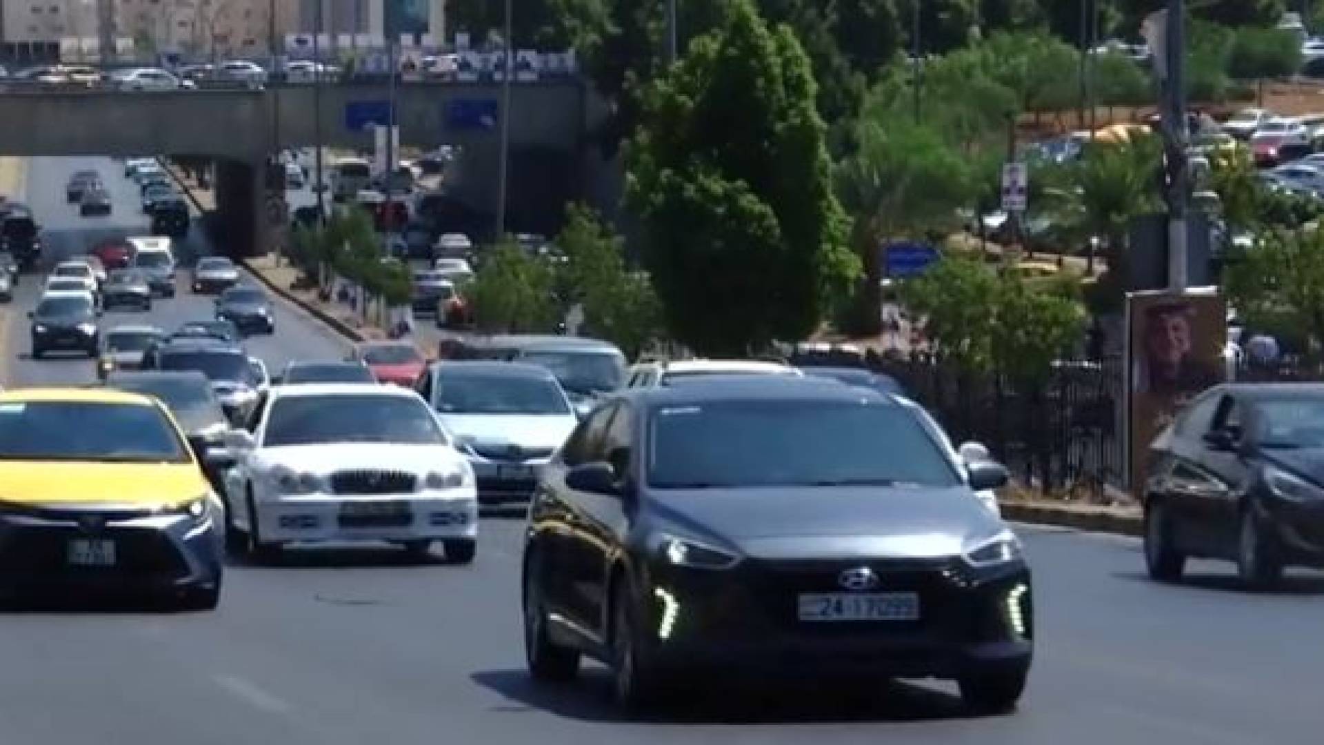 إزالة مفاجئة لجسر المشاة يعرقل وصول مستخدمي مجمع سفريات الشمال - فيديو