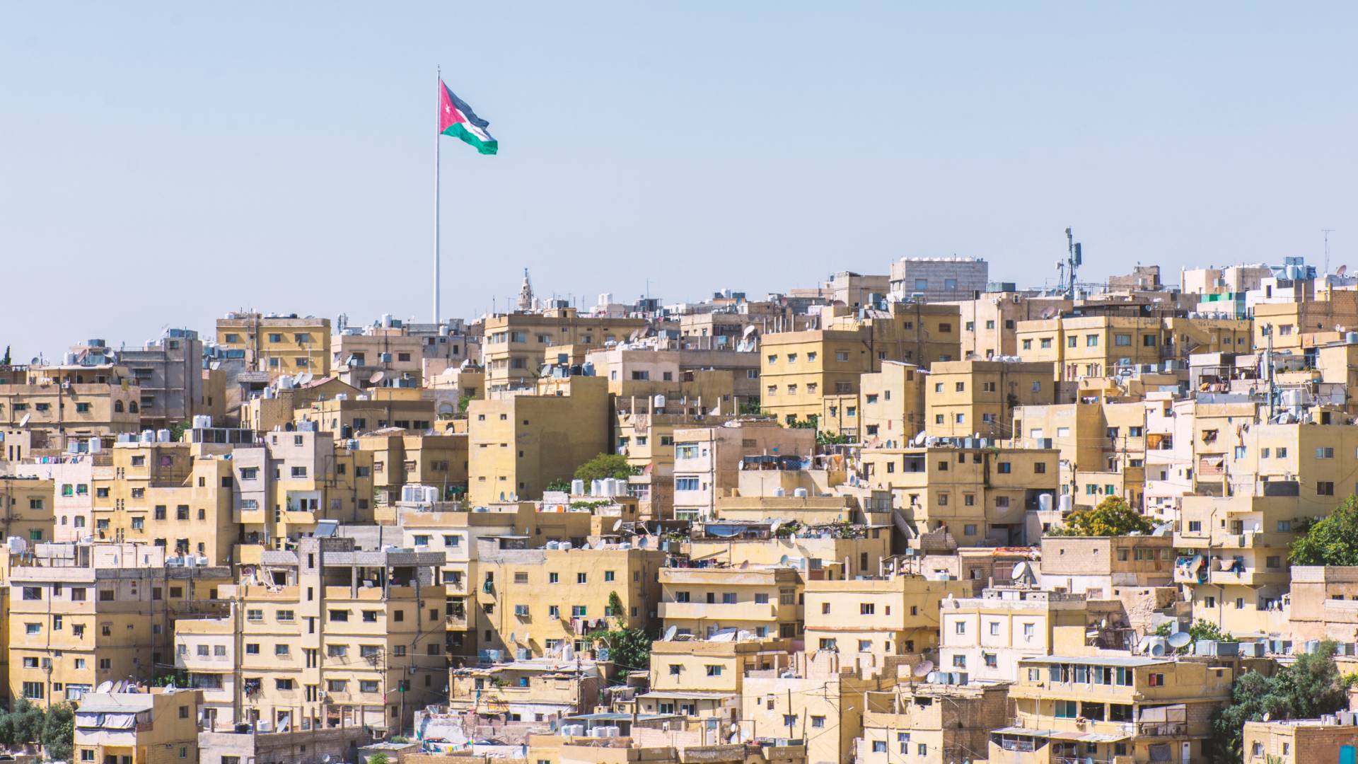 العلم الأردني يرفرف في أحد الأحياء السكنية في عمان