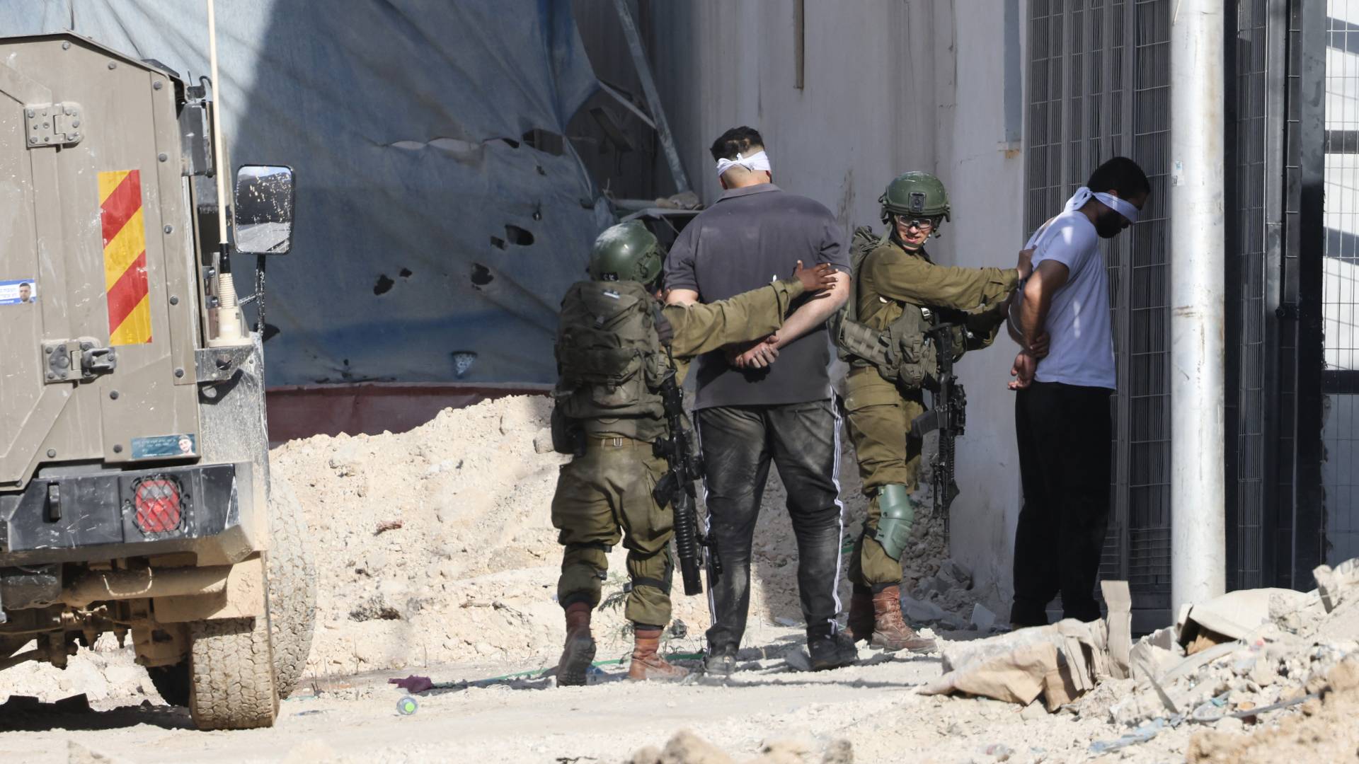 جنود للاحتلال يعتقلون فلسطينيين خلال اقتحام مخيم نور شمس في الضفة الغربية