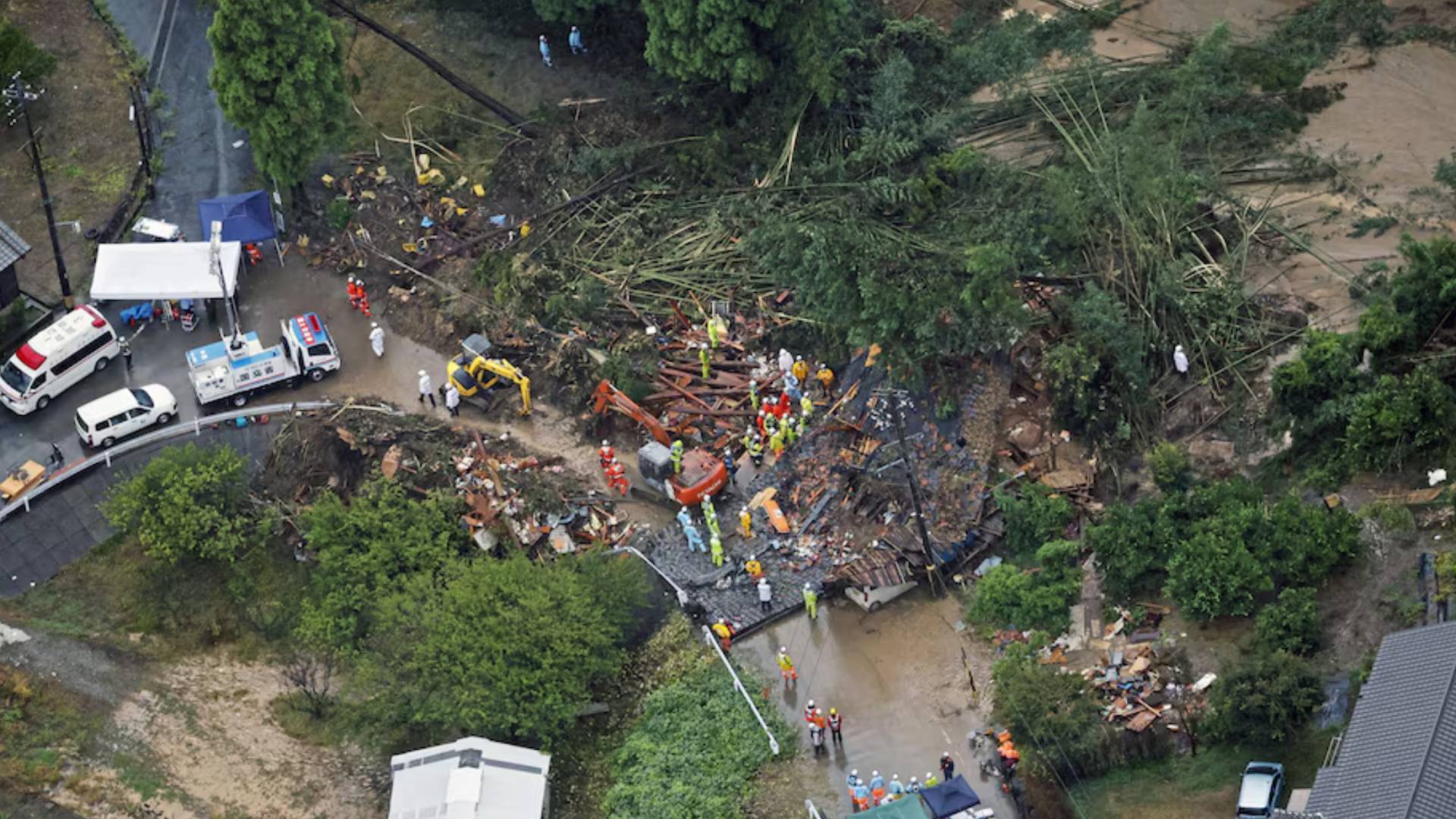 صورة جوية لعمليات البحث والإنقاذ في موقع الانهيار الأرضي الذي تسبب به الإعصار شانشان