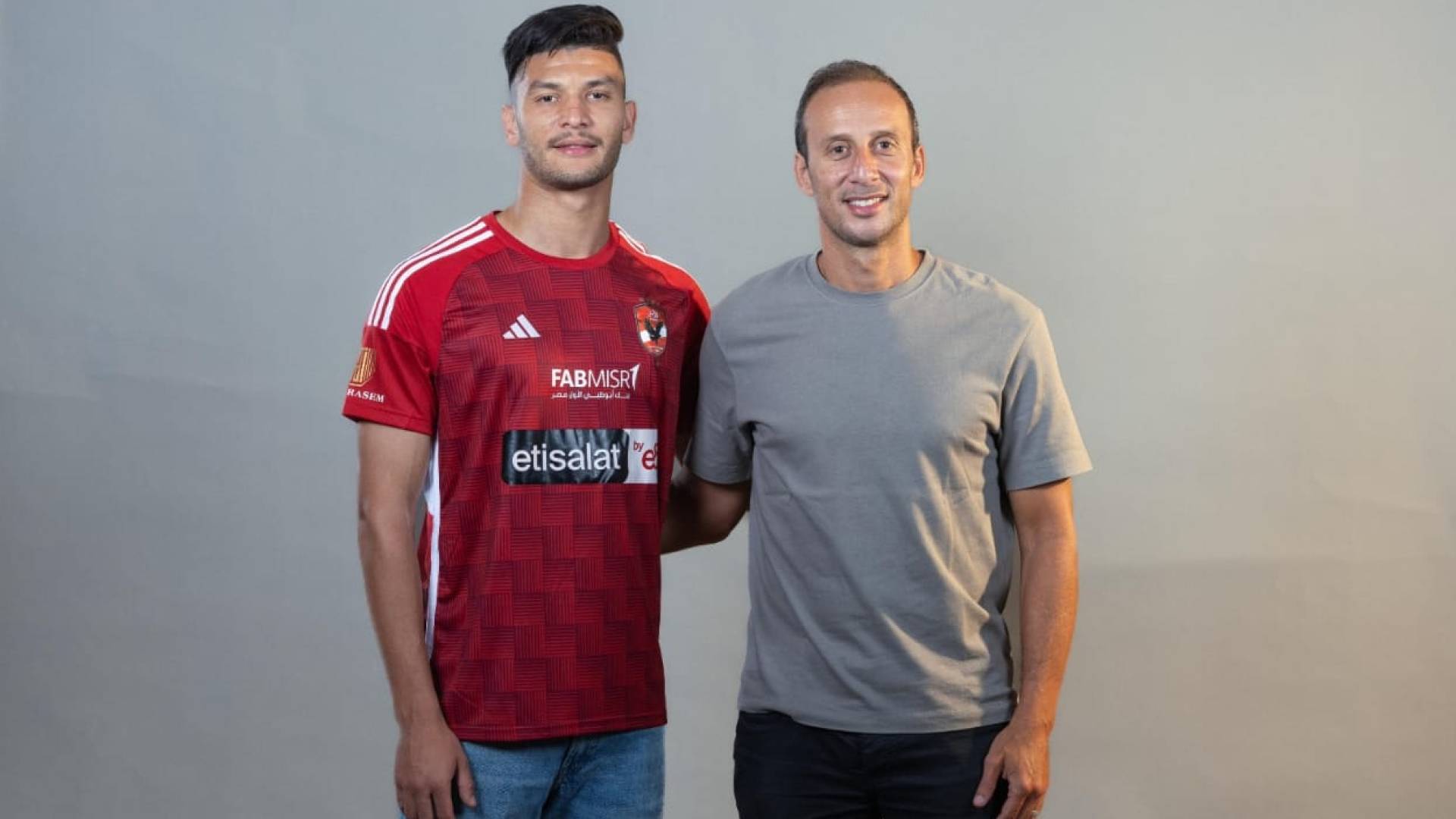 اللاعب بقميص الأهلي المصري