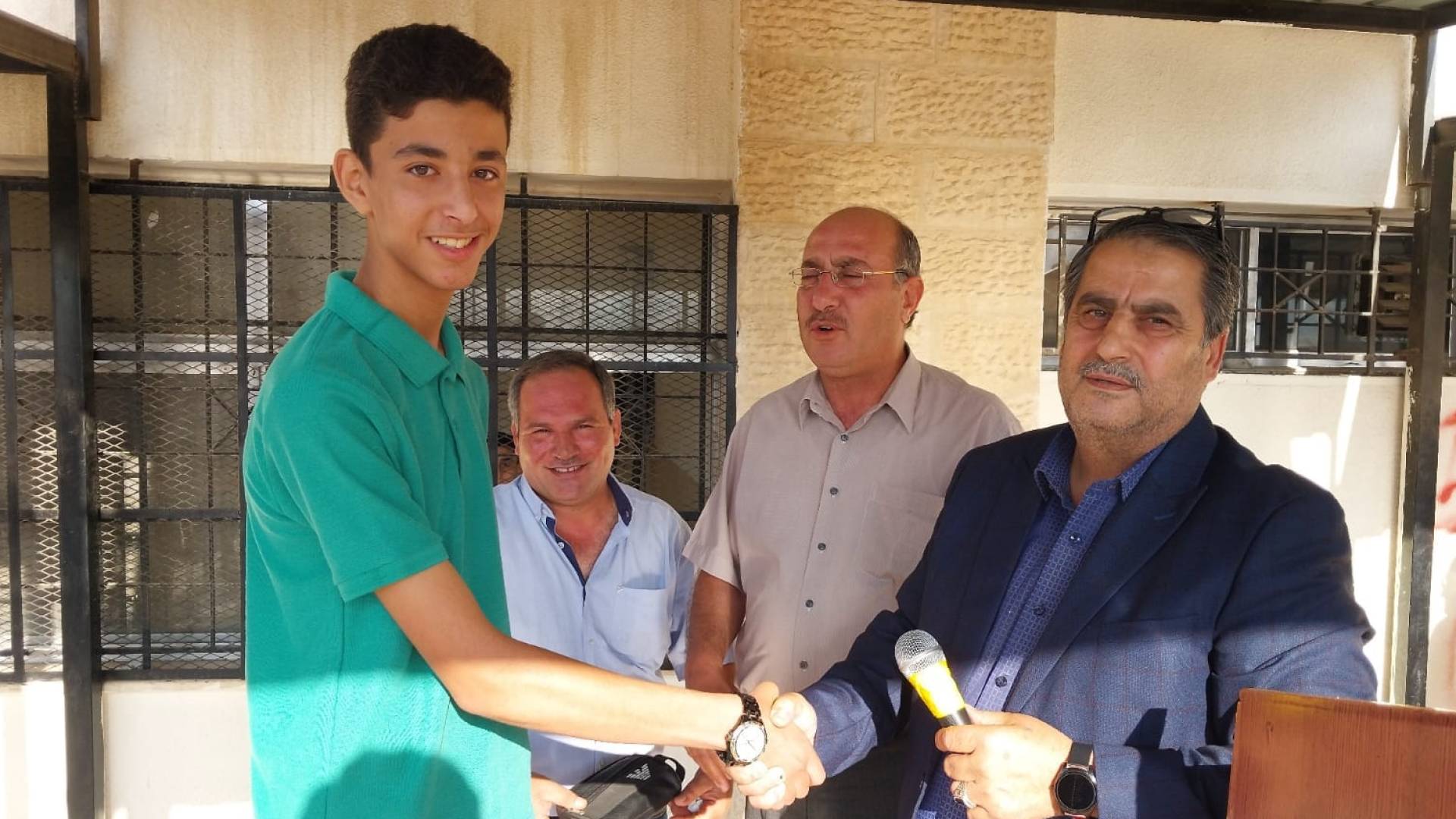 إدارة المدرسة تكرم الطالب عدي أبو عبيد