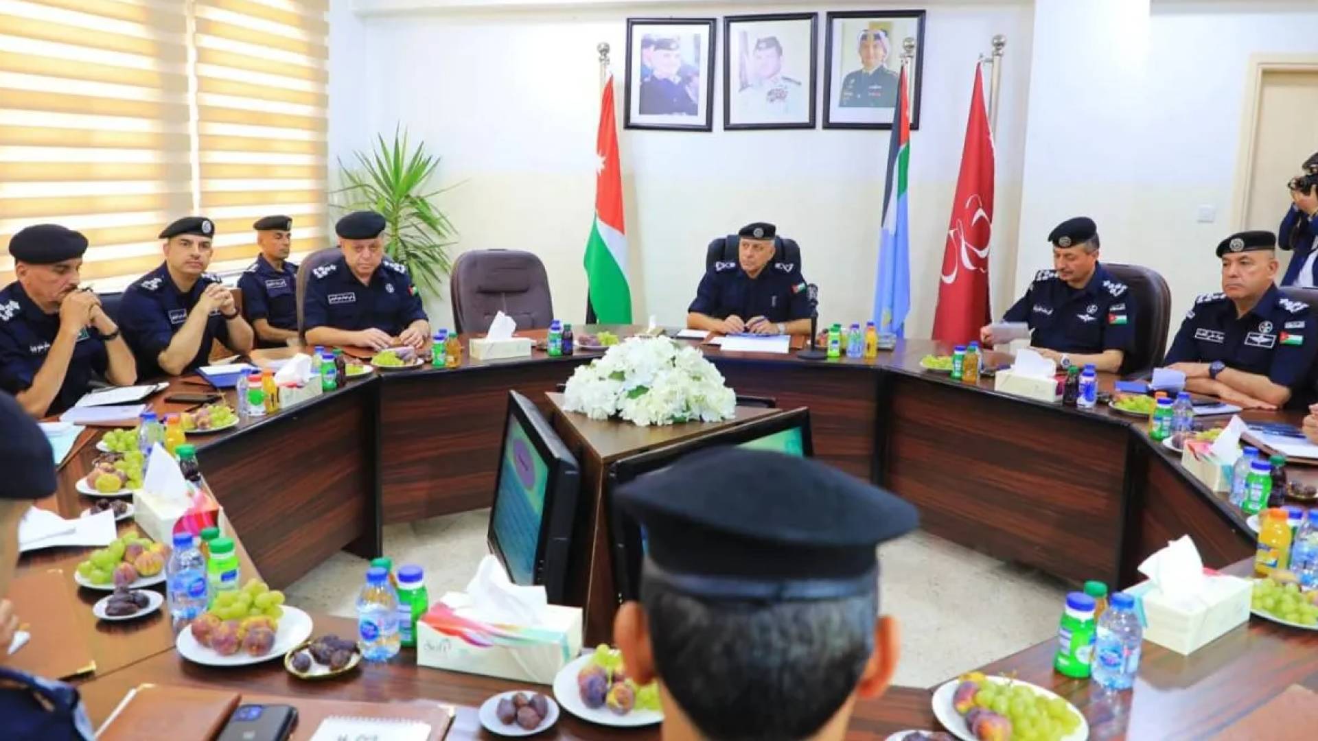 مدير الأمن العام اللواء الدكتور عبيد الله المعايطة خلال جولاته الميدانية لقيادات أمن الأقاليم