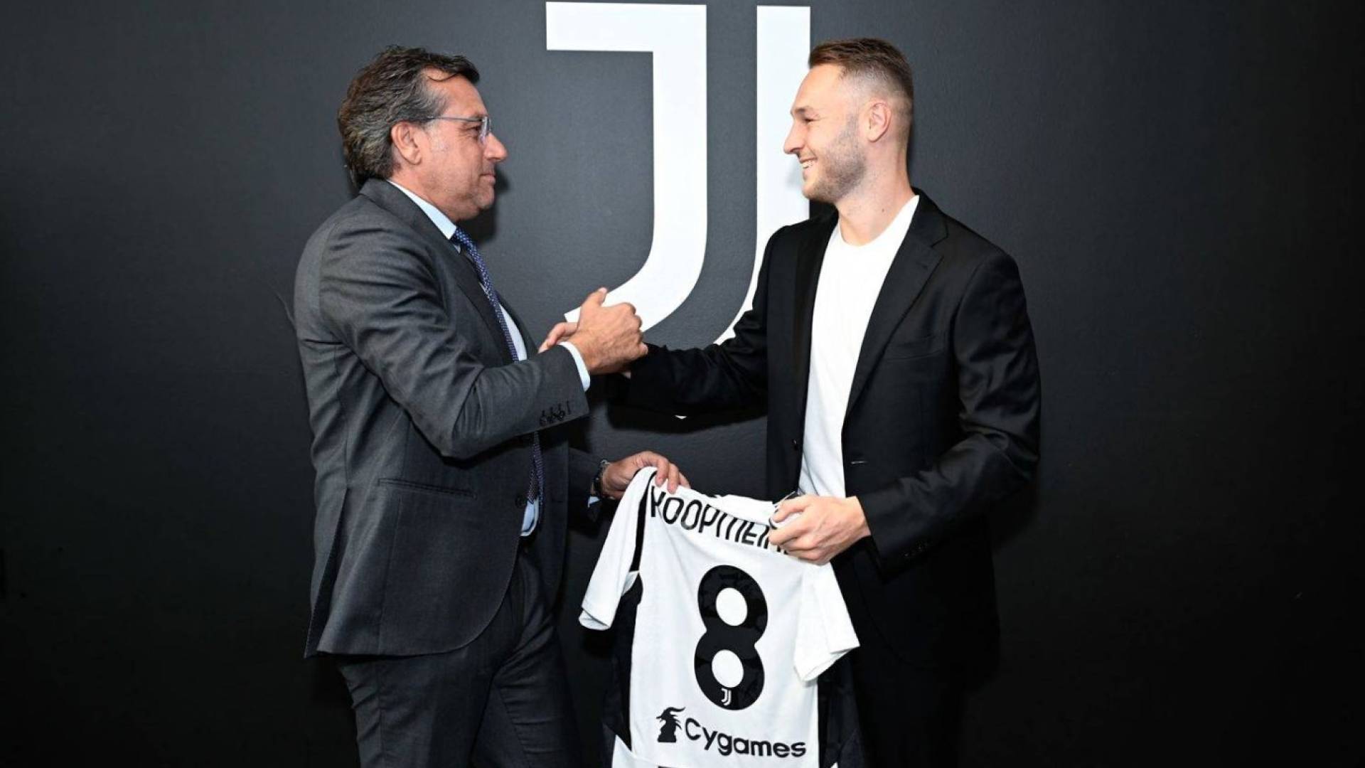 من حفل توقيع العقود