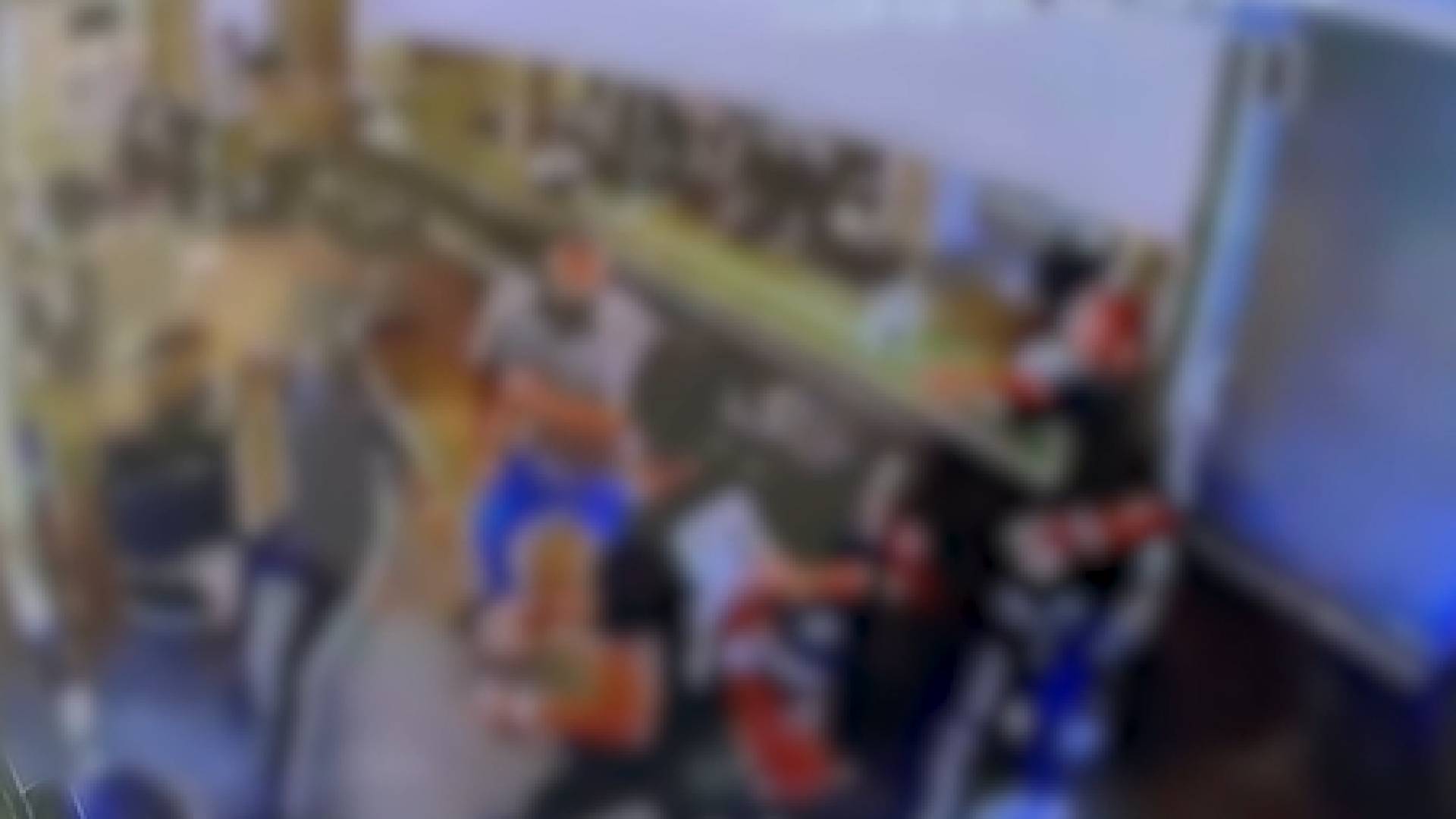 صورة لاعتداء أشخاص على عاملين في صالون سيدات بعمان