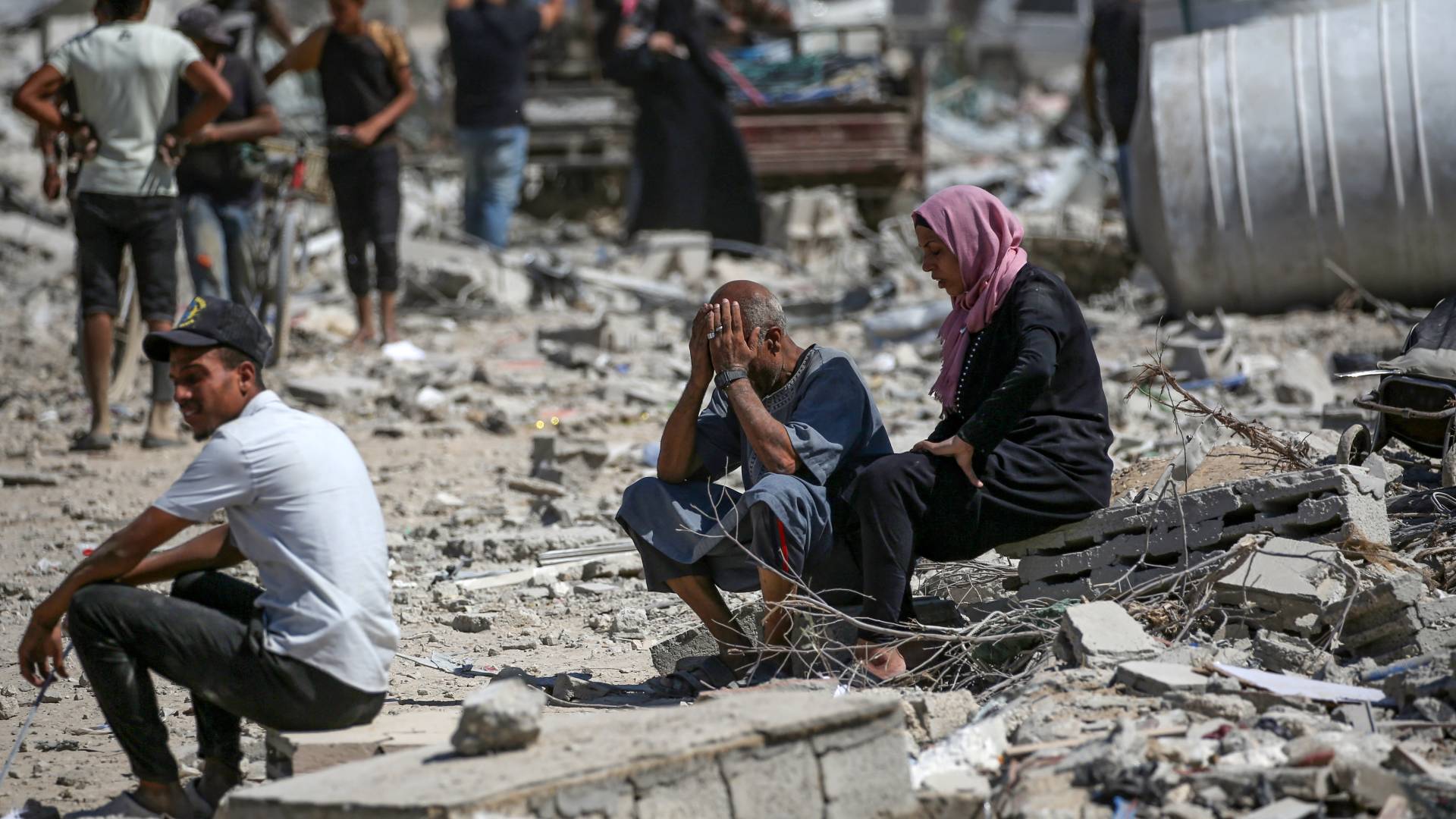 فلسطينيون شرق دير البلح في وسط قطاع غزة
