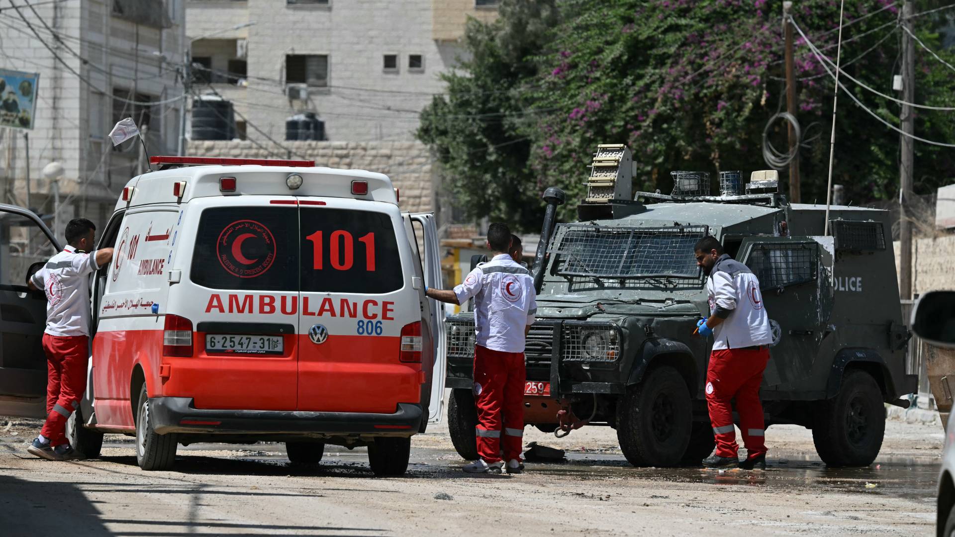 سيارة لجيش الاحتلال تعرقل طريقا يؤدي إلى مستشفى في جنين بالضفة الغربية المحتلة