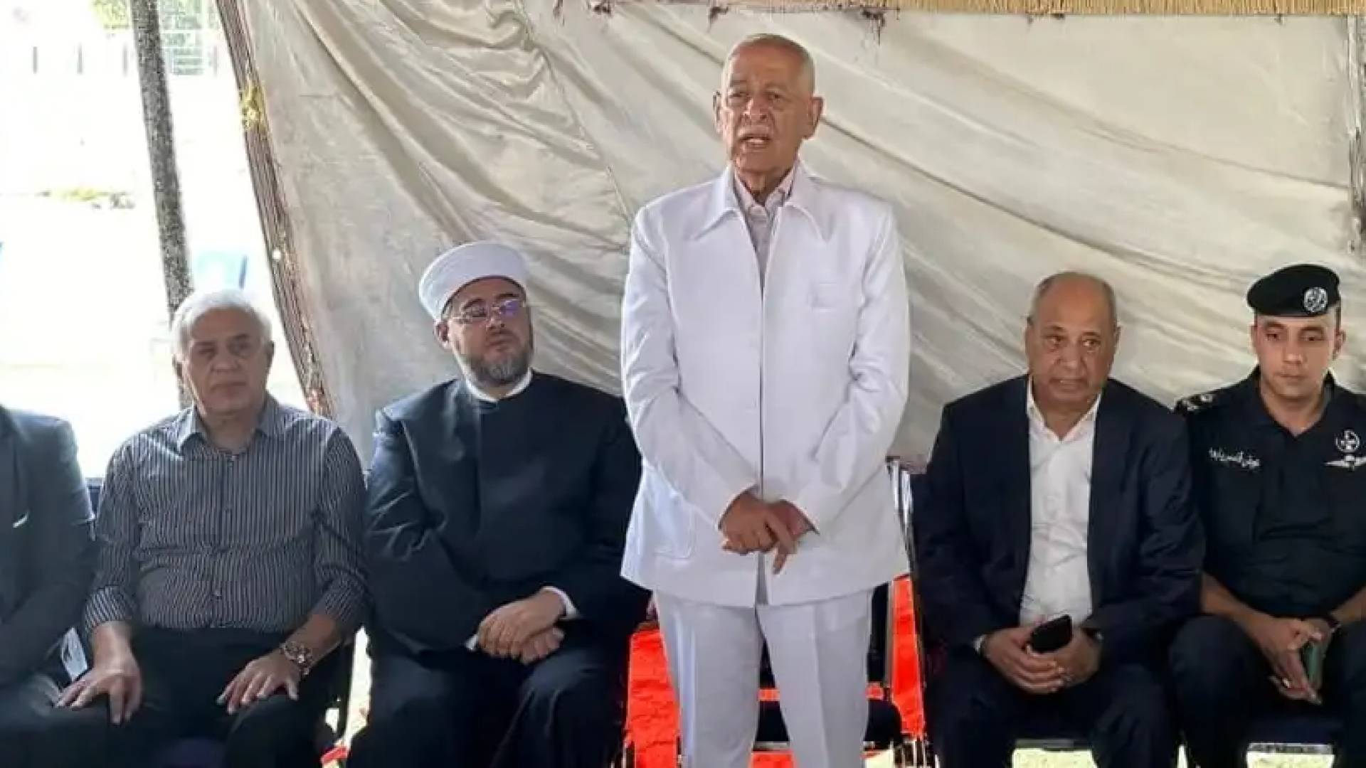 رئيس الديوان الملكي الهاشمي يوسف حسن العيسوي يقدم واجب العزاء