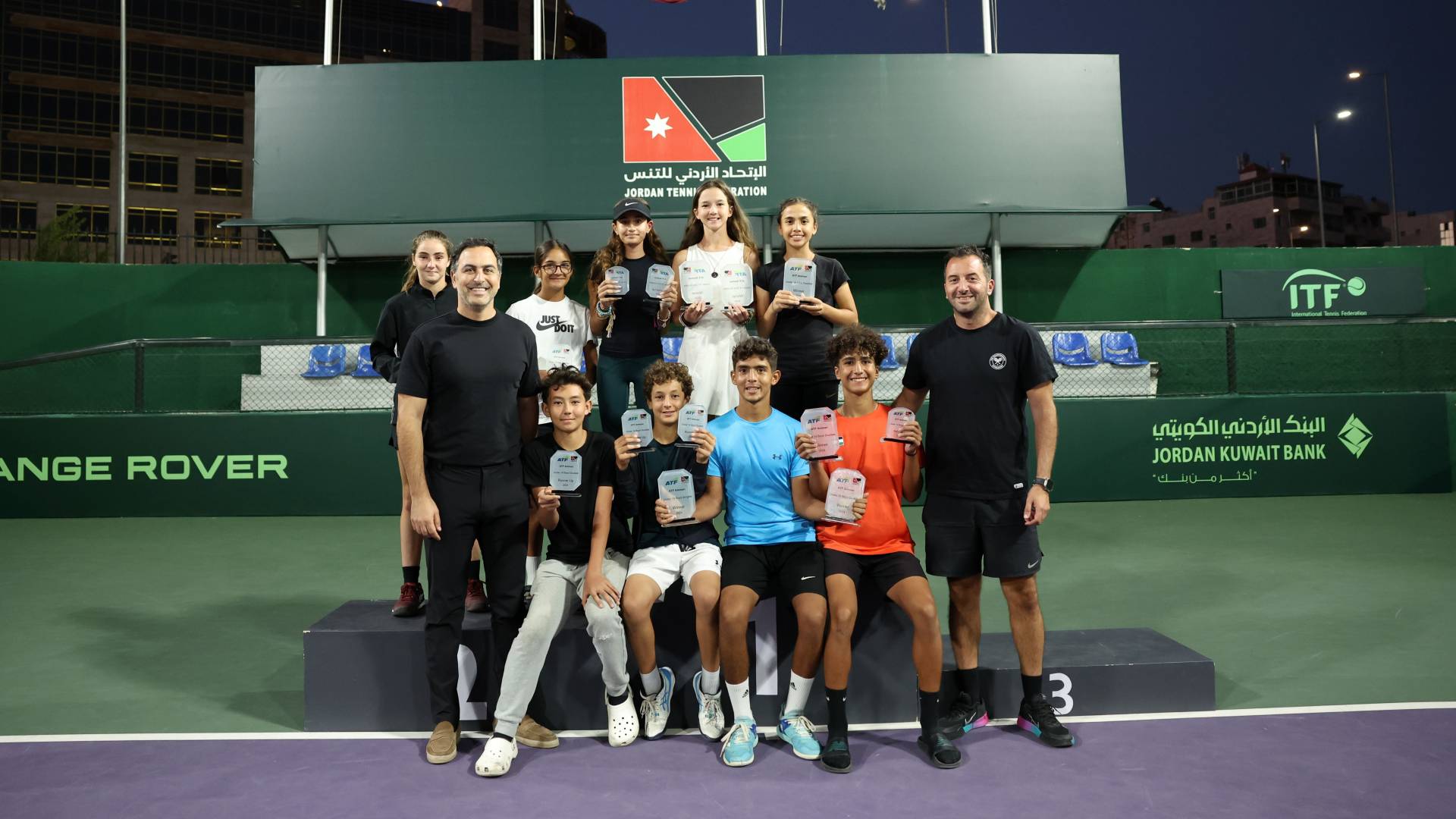 من تتويج الفائزين