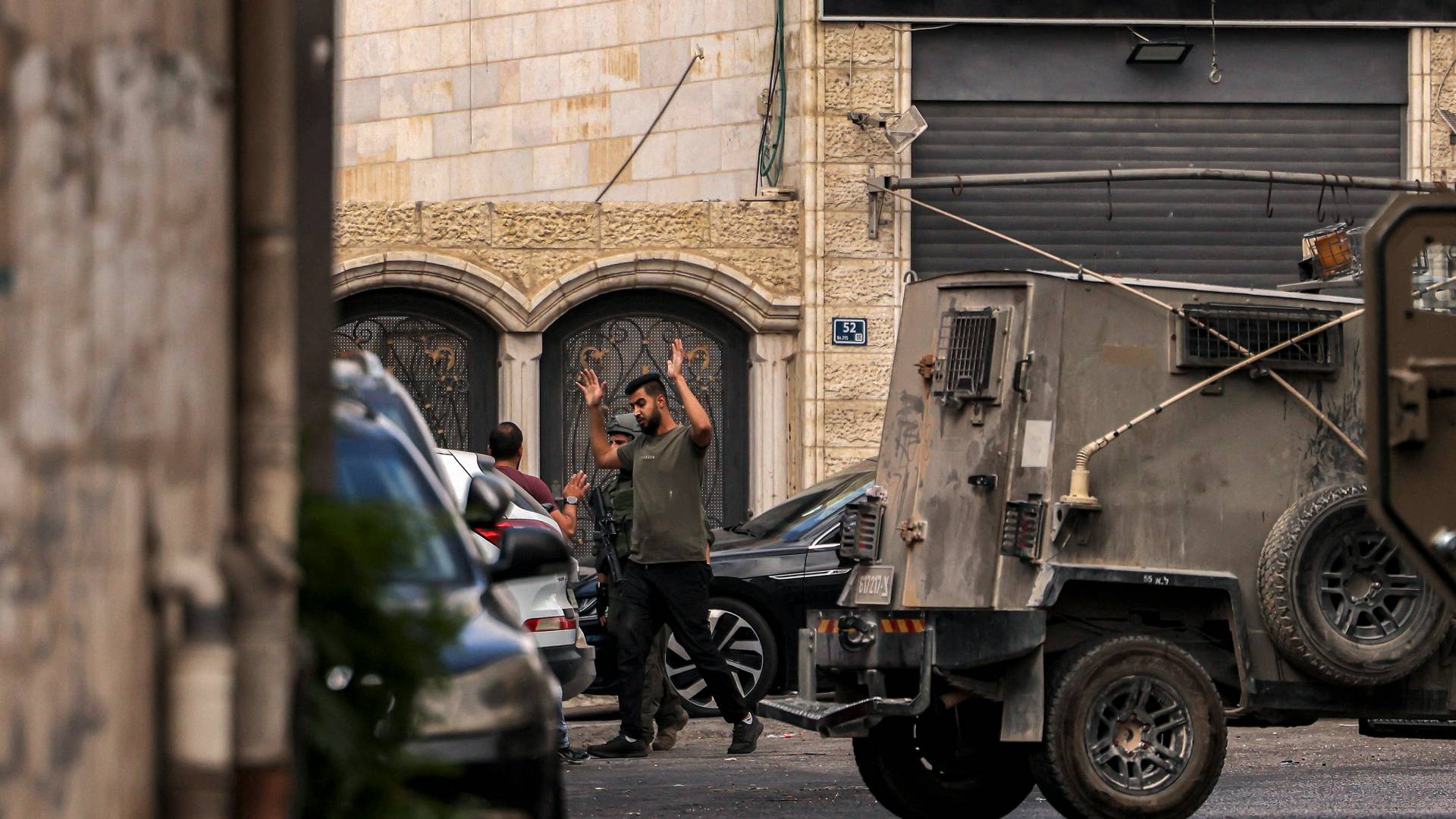 قوات الاحتلال تفتش فلسطينيًا خلال عملية عسكرية في الخليل