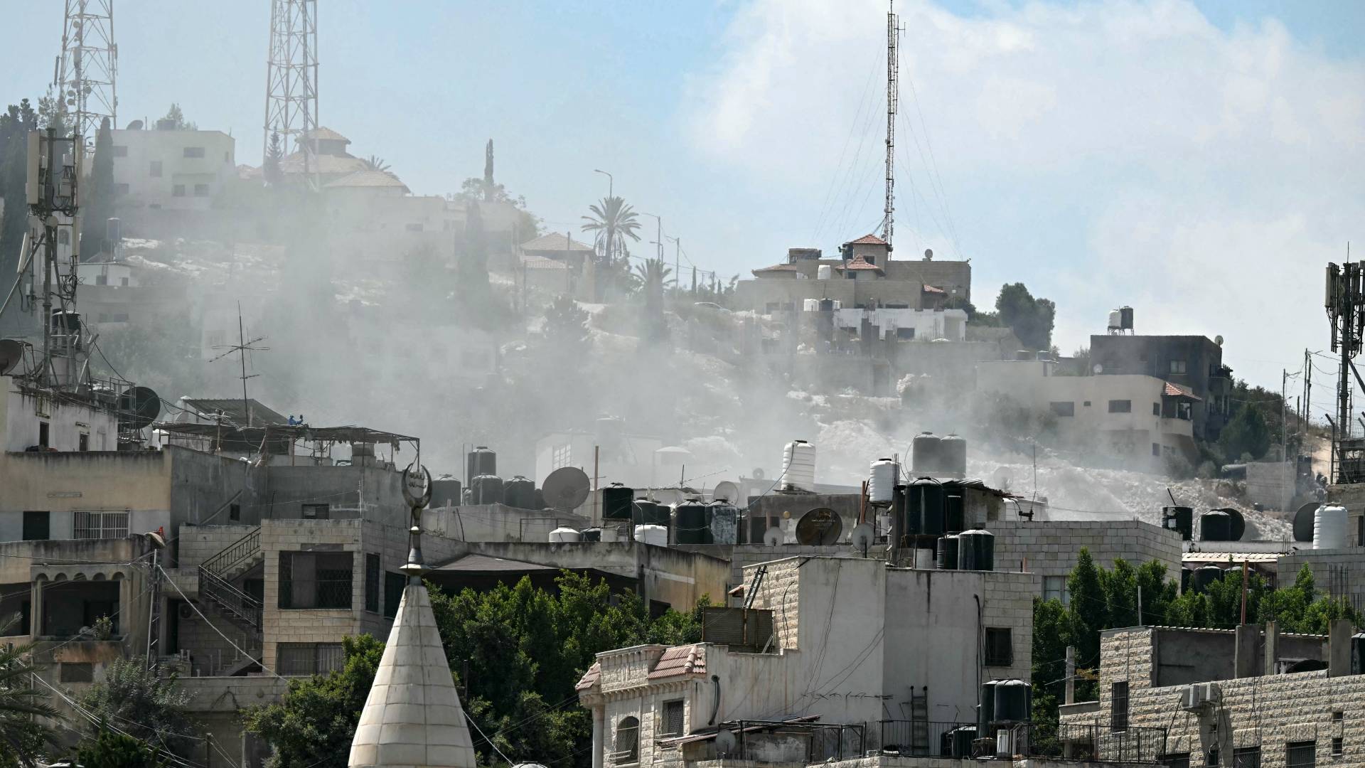 تصاعد الدخان فوق المباني خلال عدوان قوات الاحتلال على جنين بالضفة الغربية