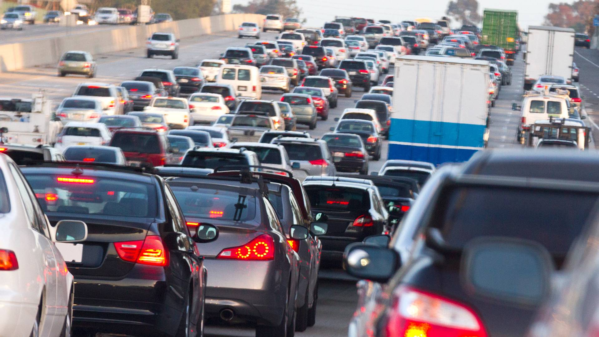 مركبات بأحد الشوارع