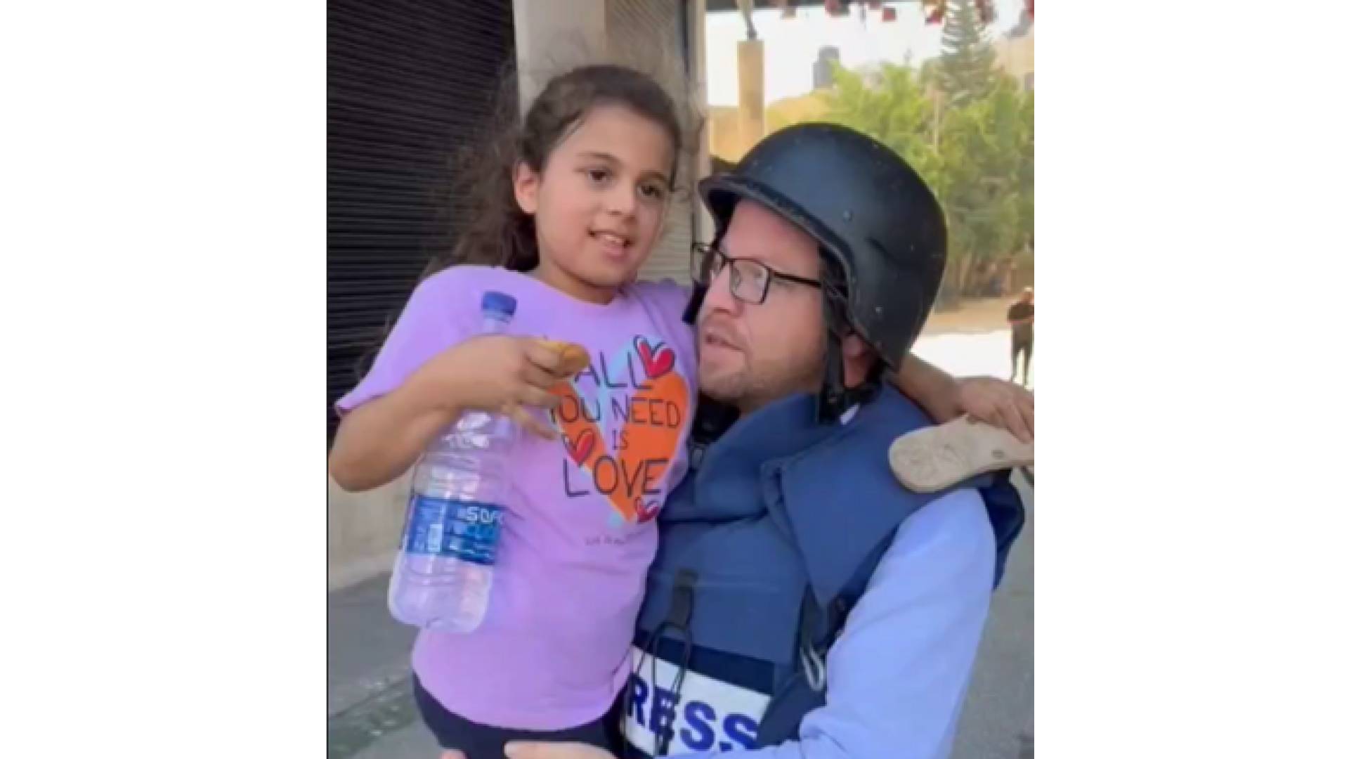 مراسل رؤيا يحمل الطفلة ريتال لمساعدتها