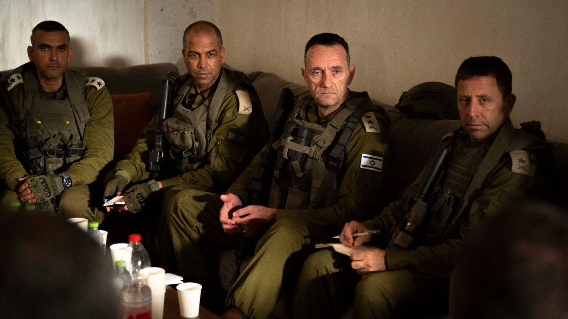 رئيس أركان جيش الاحتلال هرتسي هاليفي يجتمع بقادة جيشه في منزل يمخيم جنين