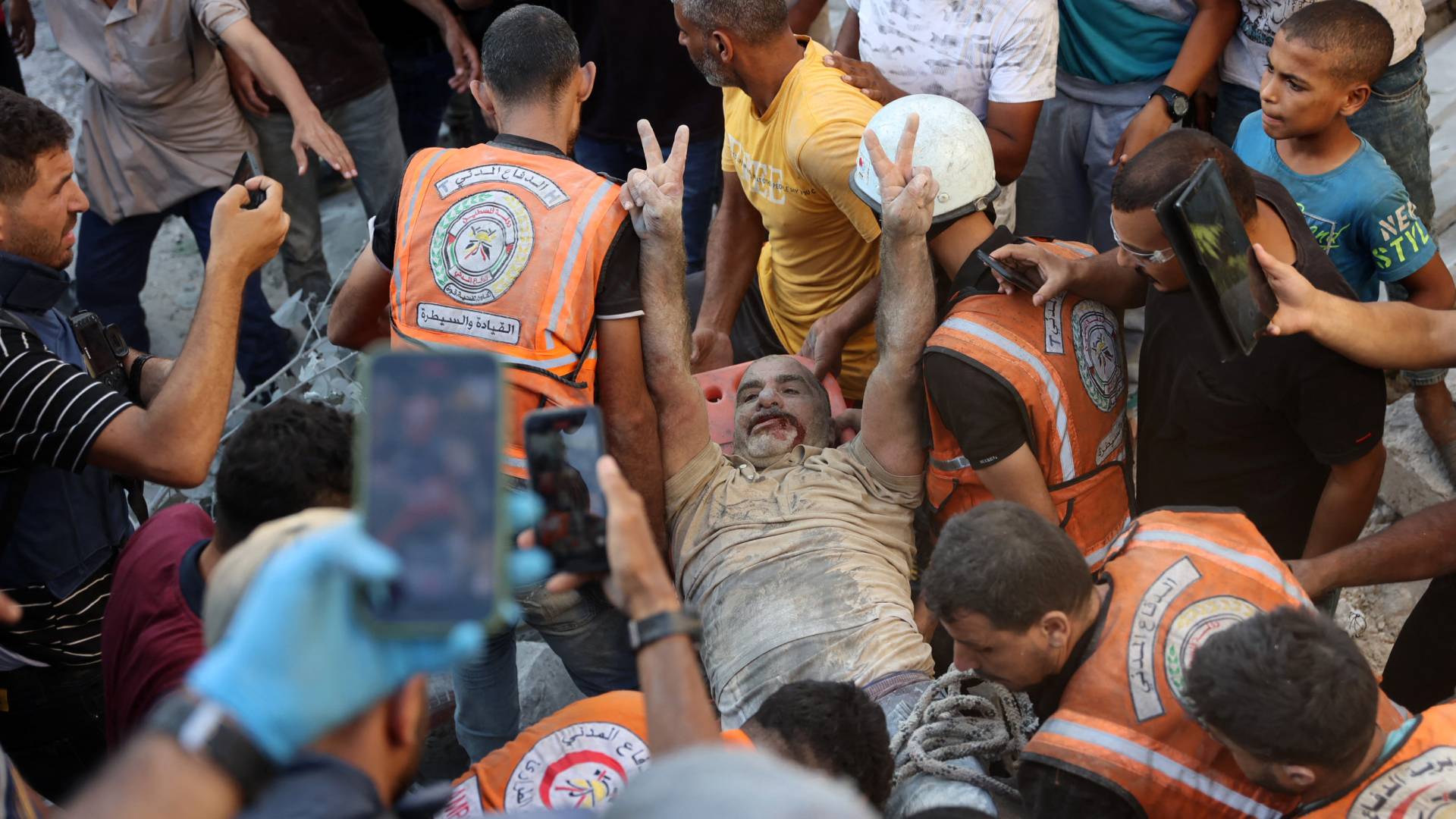 لحظة إخلاء مصاب بقصف للاحتلال